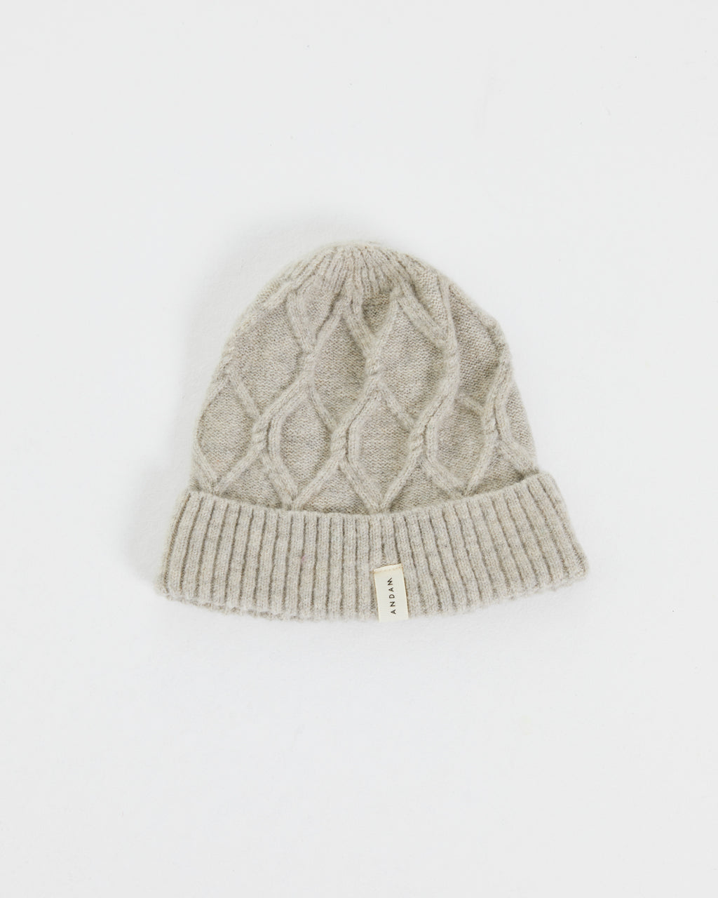 Gorro de mujer de punto con estructura trenzada