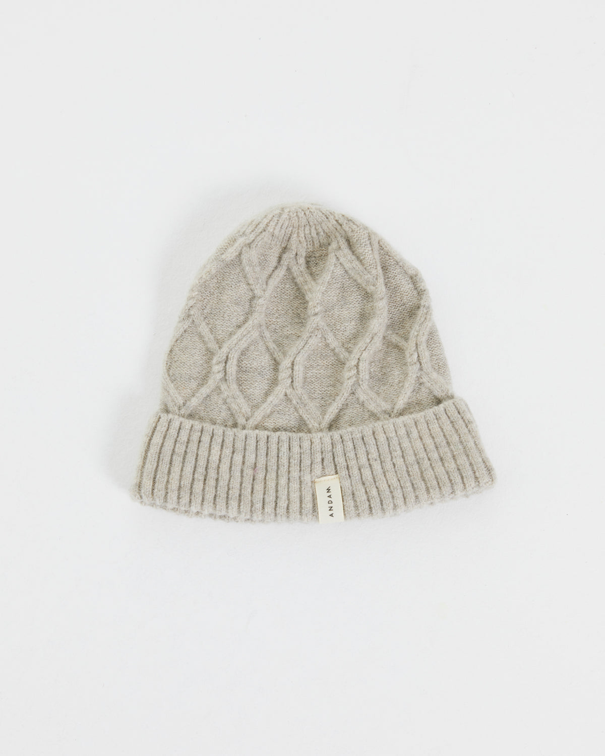 Gorro de mujer de punto con estructura trenzada
