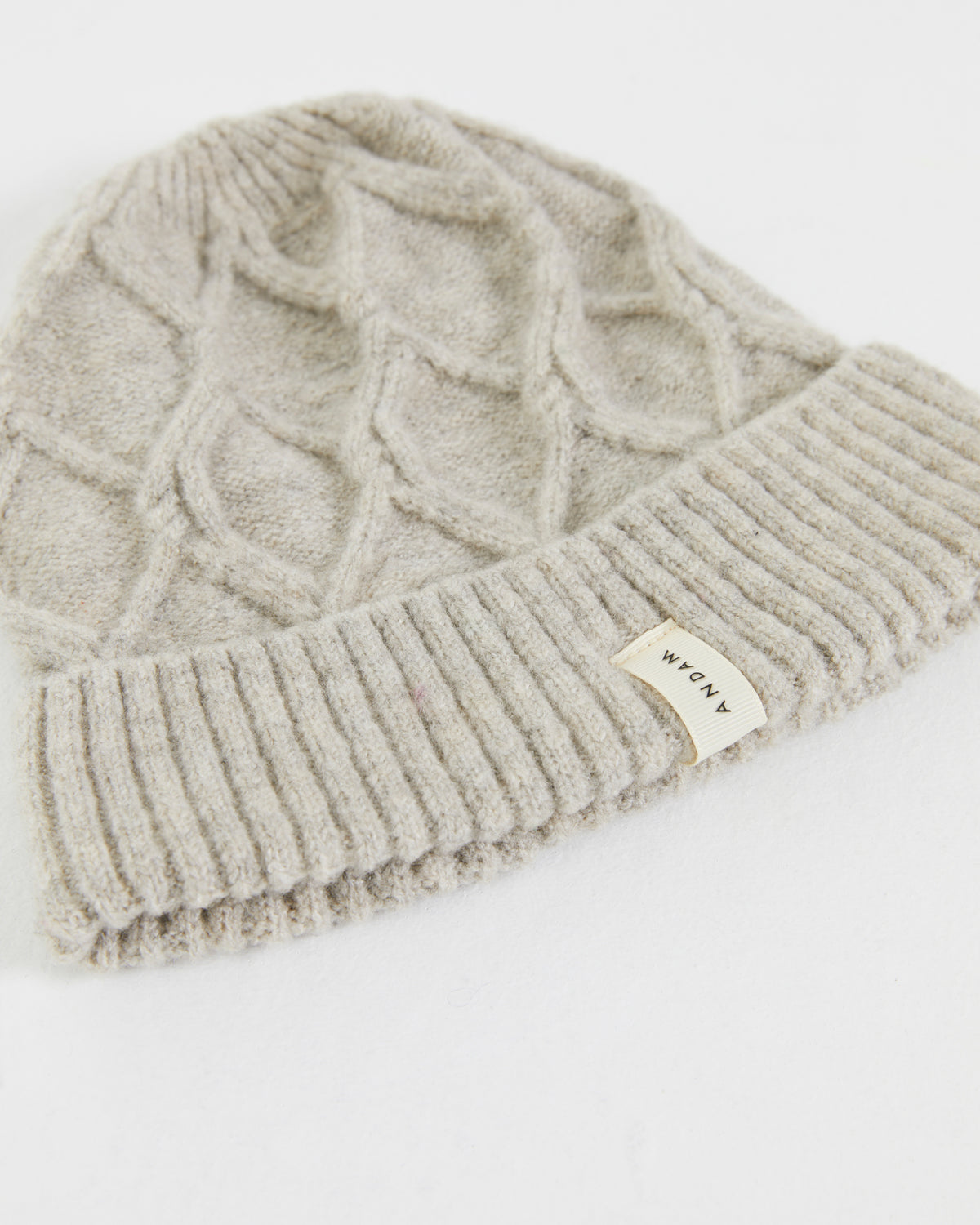 Gorro de mujer de punto con estructura trenzada