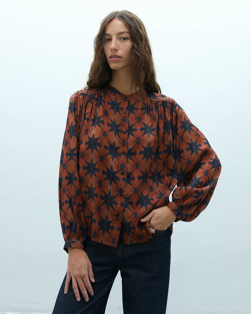 Camisa de mujer estampada cuello mao