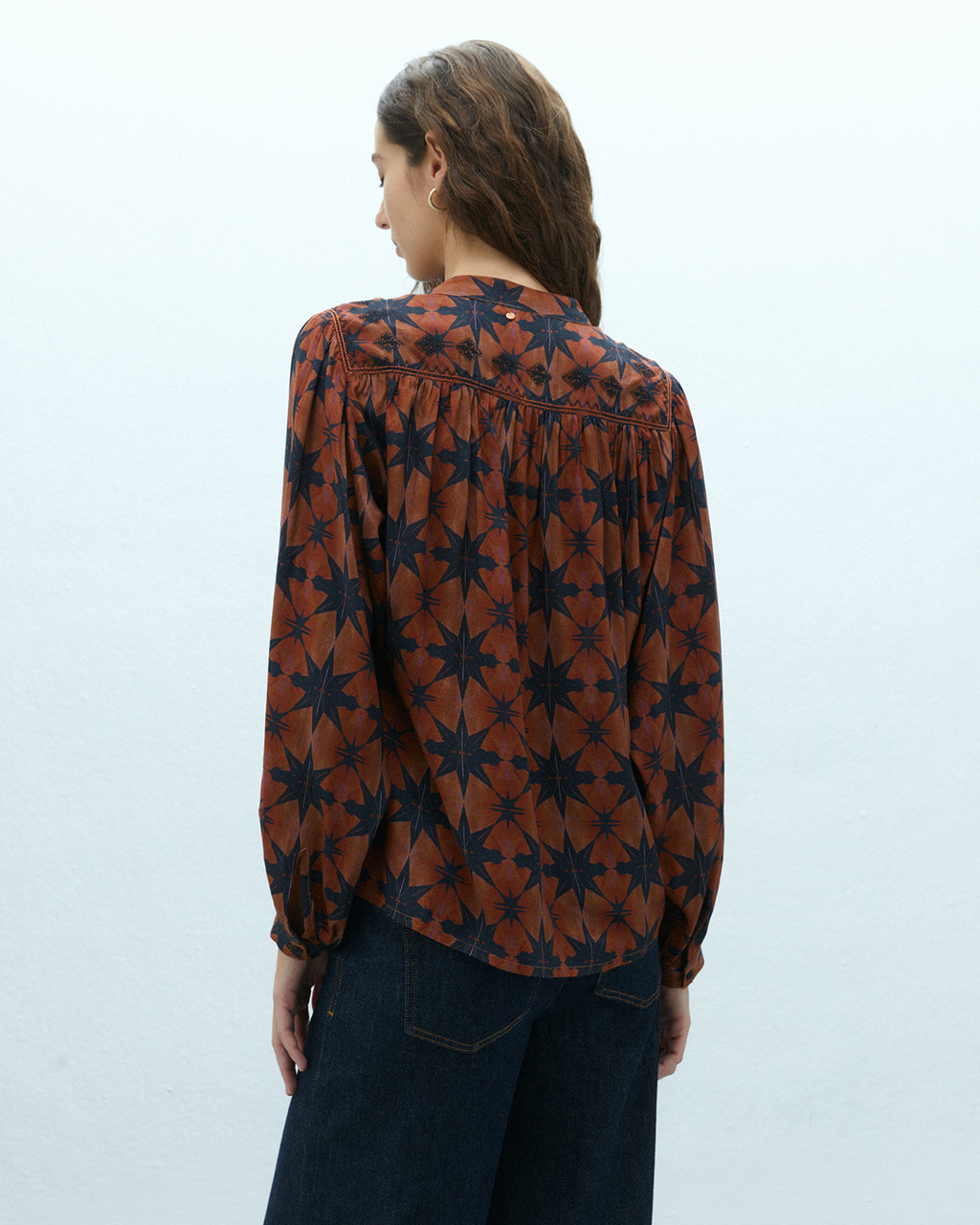 Camisa de mujer estampada cuello mao