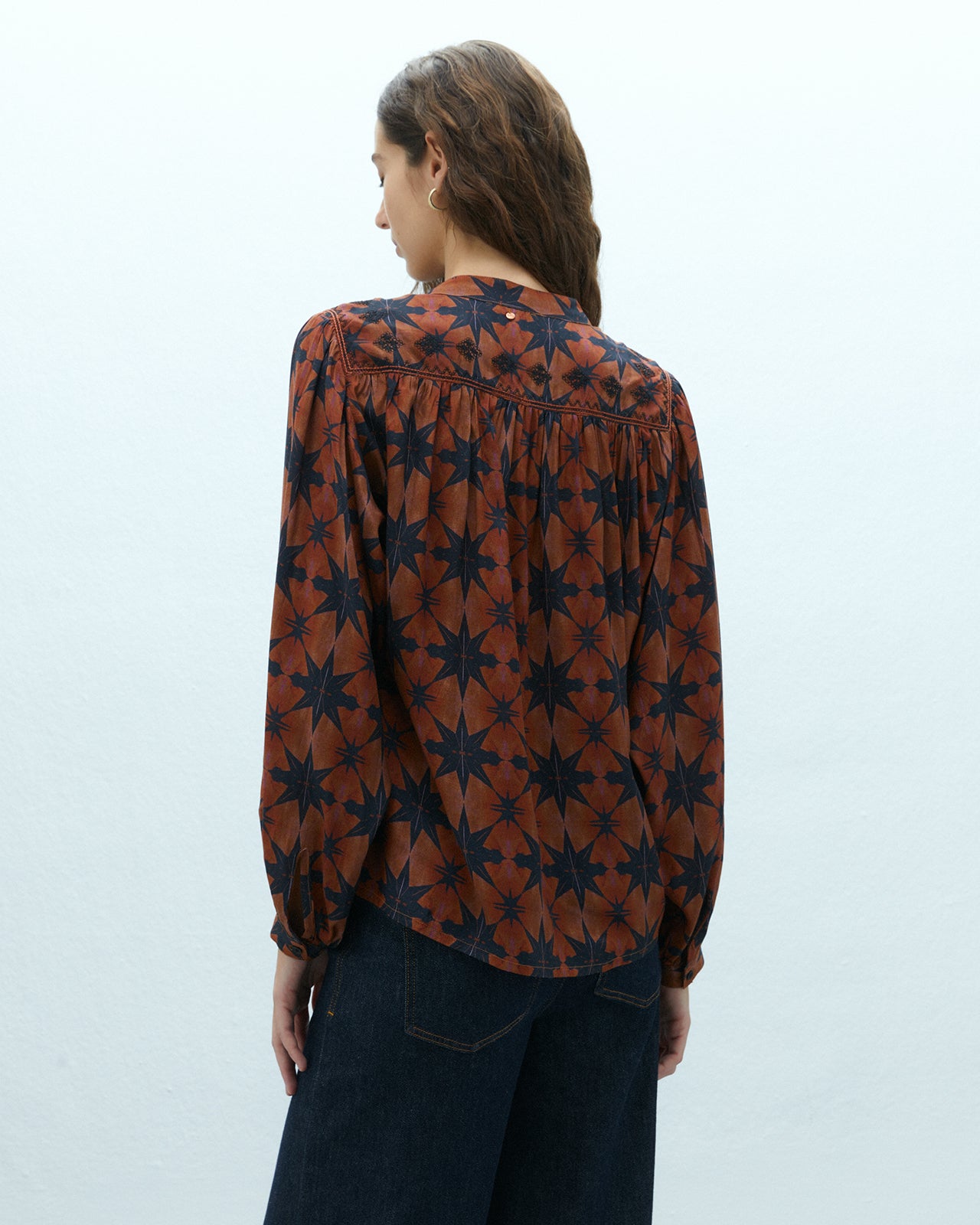 Camisa de mujer estampada cuello mao