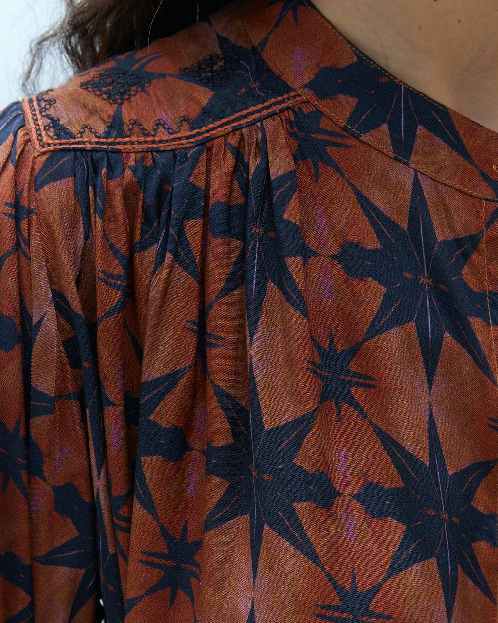Camisa de mujer estampada cuello mao