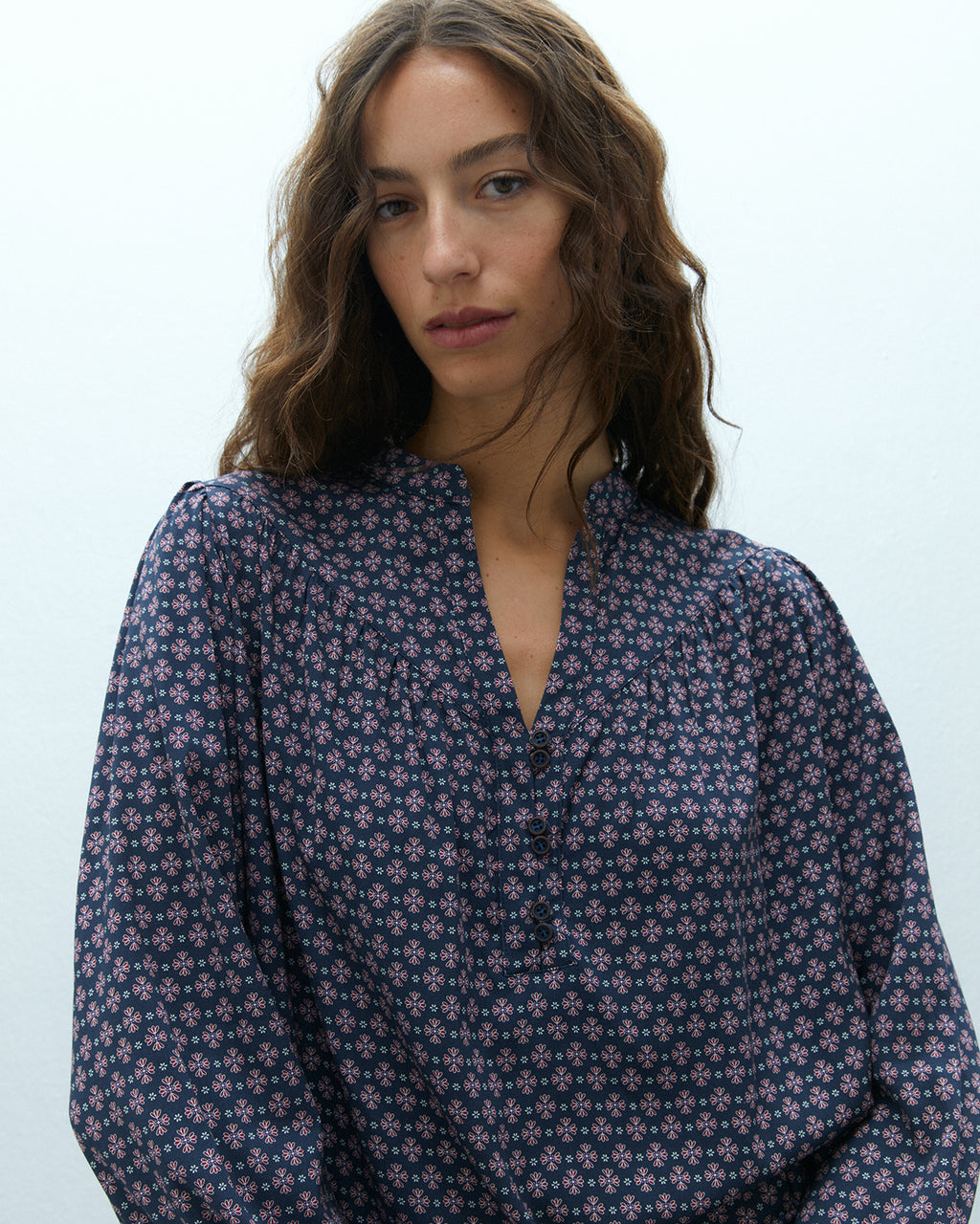 Blusa de mujer estampada cuello mao manga larga