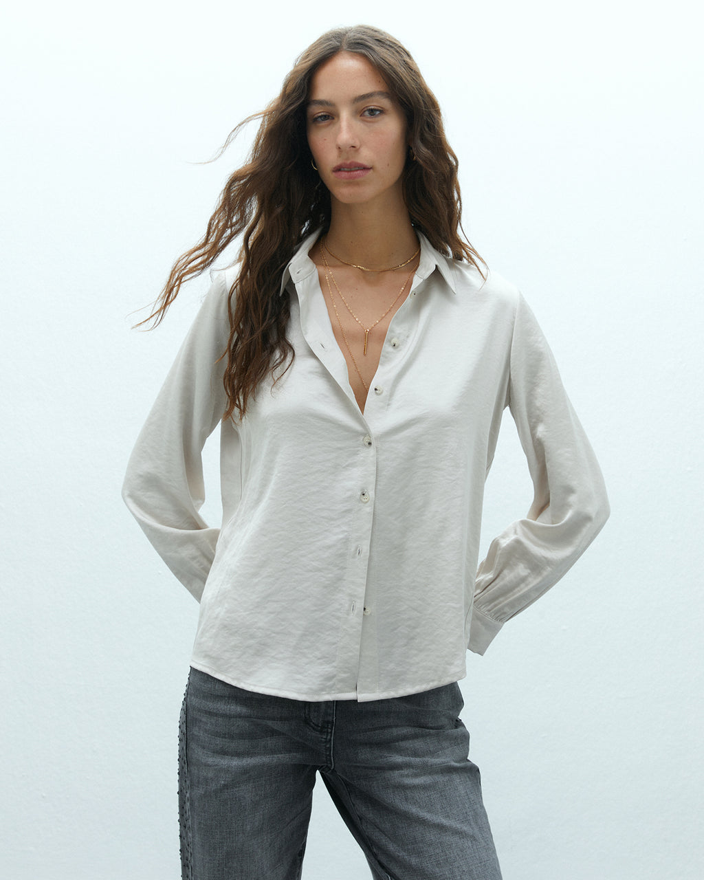 Camisa de mujer satinada cuello camisero manga larga
