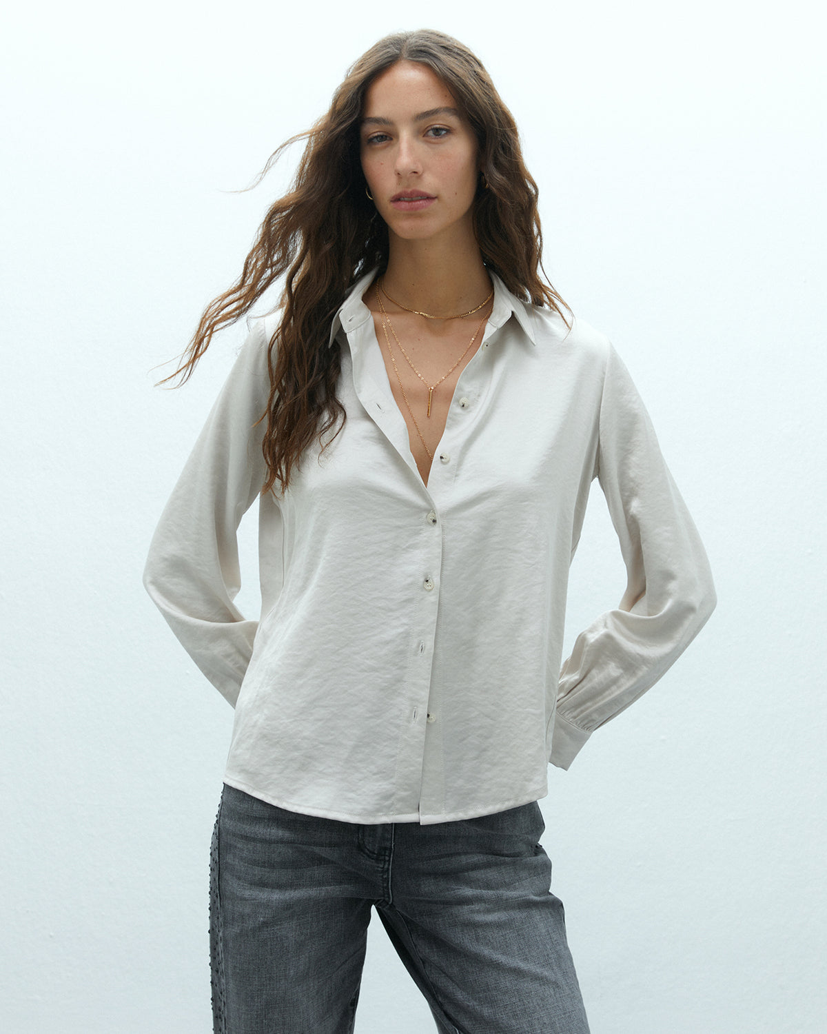 Camisa de mujer satinada cuello camisero manga larga