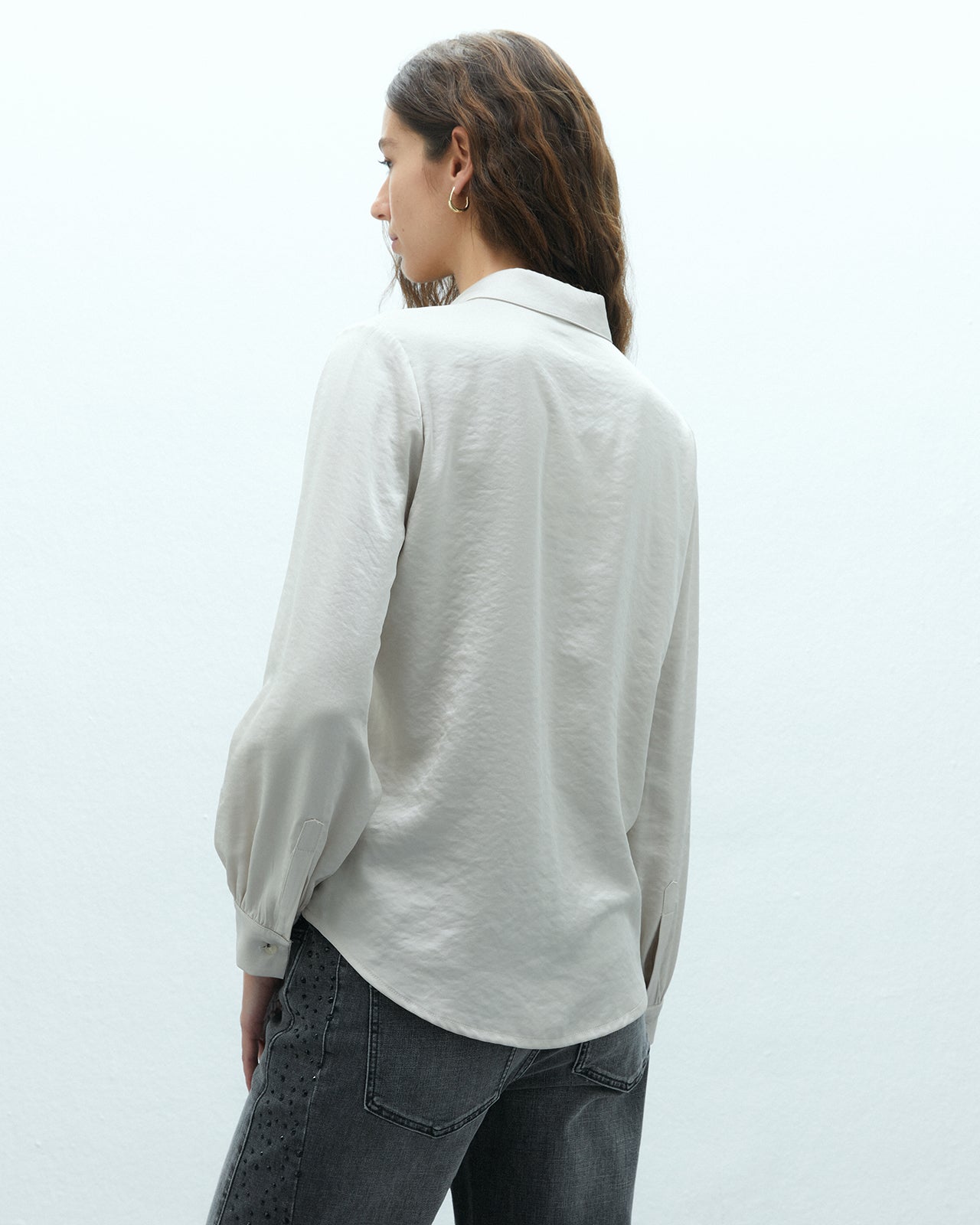 Camisa de mujer satinada cuello camisero manga larga