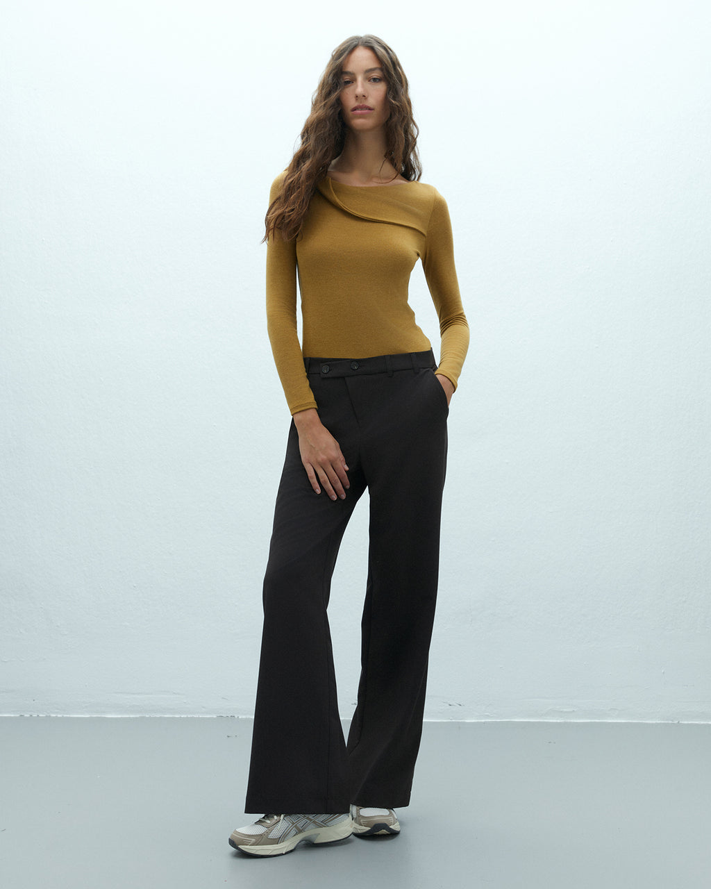Pantalón recto de mujer elástico