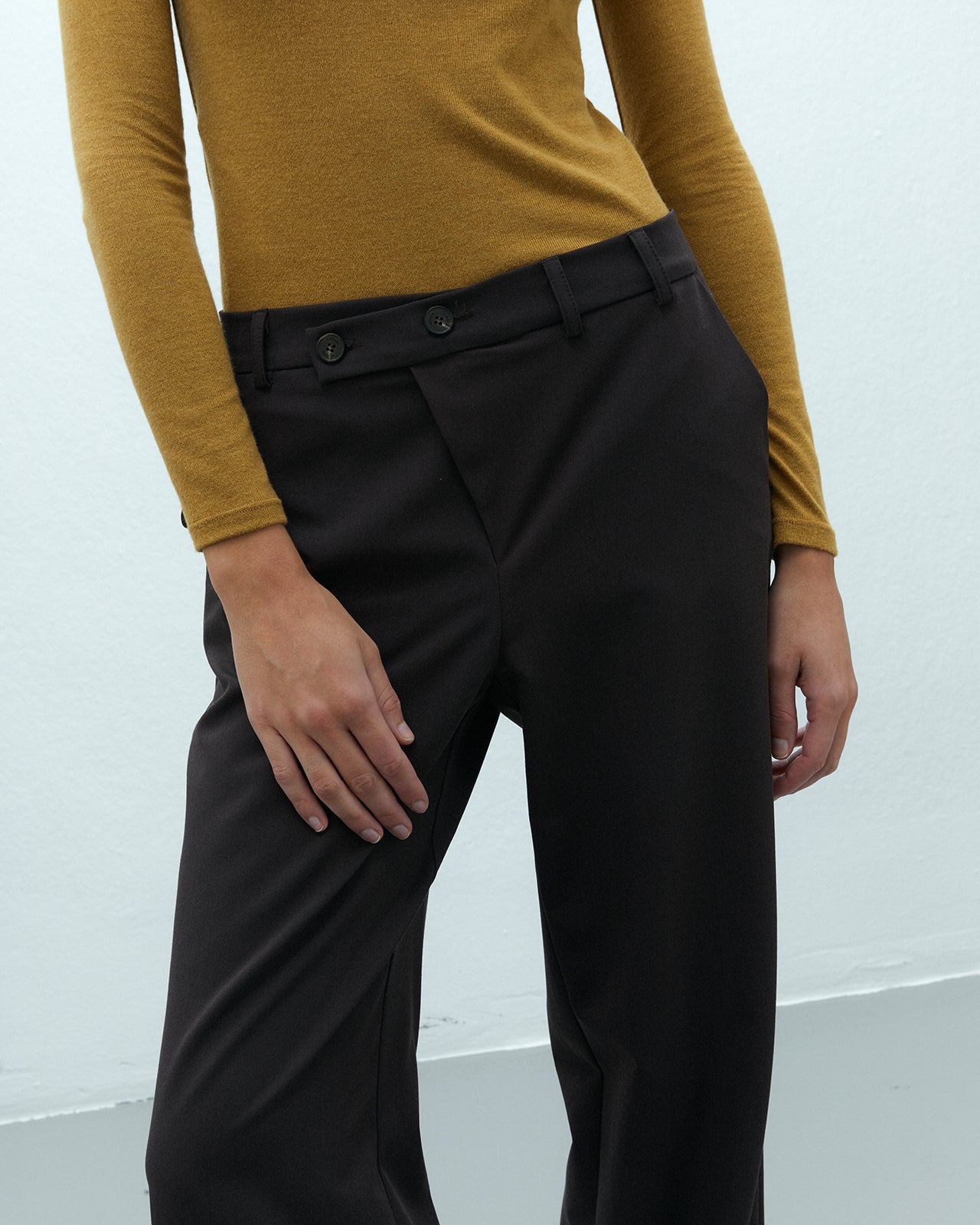 Pantalón recto de mujer elástico