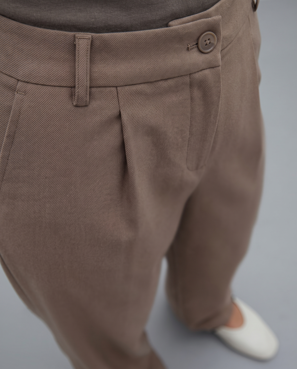 Pantalón recto de mujer antelina con pinzas