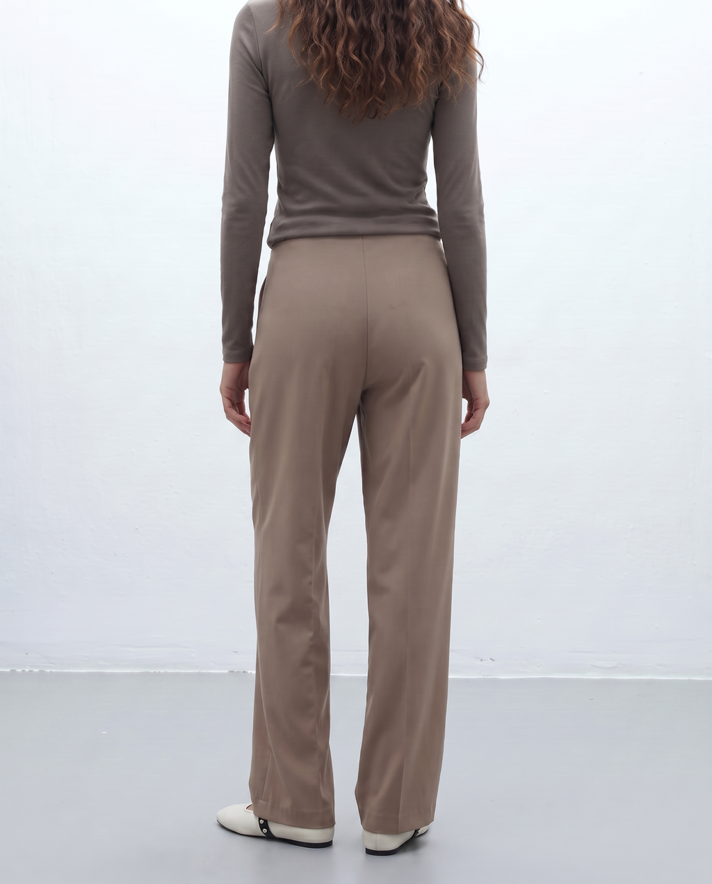 Pantalón recto de mujer antelina con pinzas