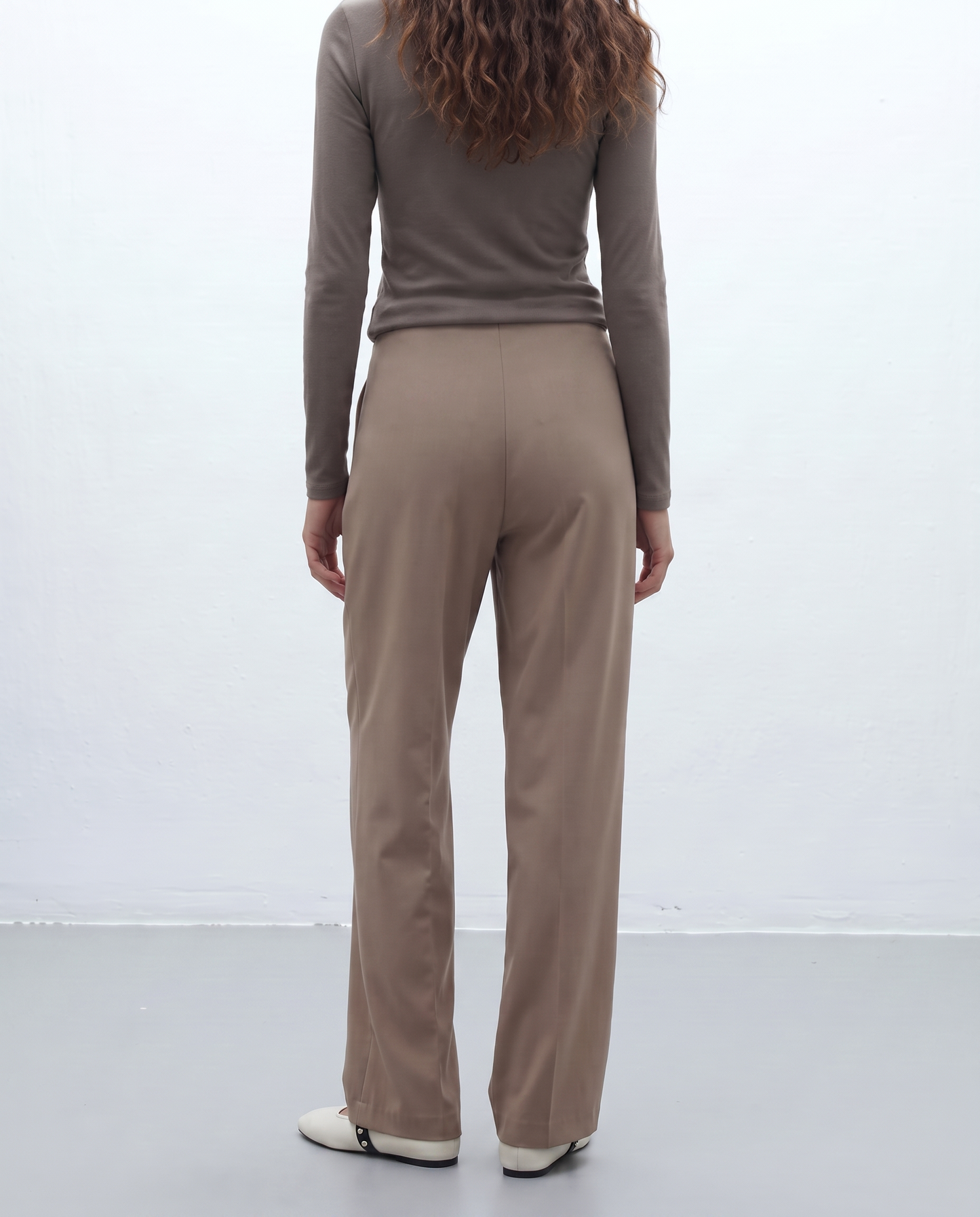 Pantalón recto de mujer antelina con pinzas