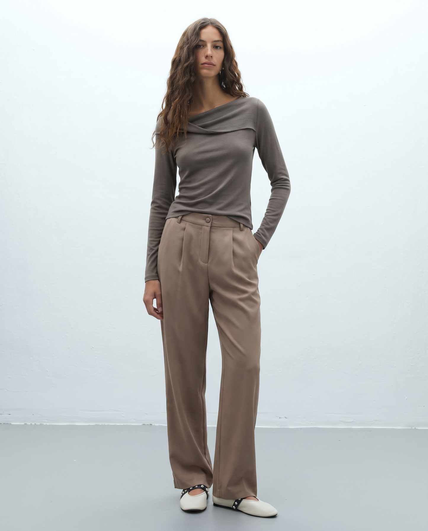 Pantalón recto de mujer antelina con pinzas