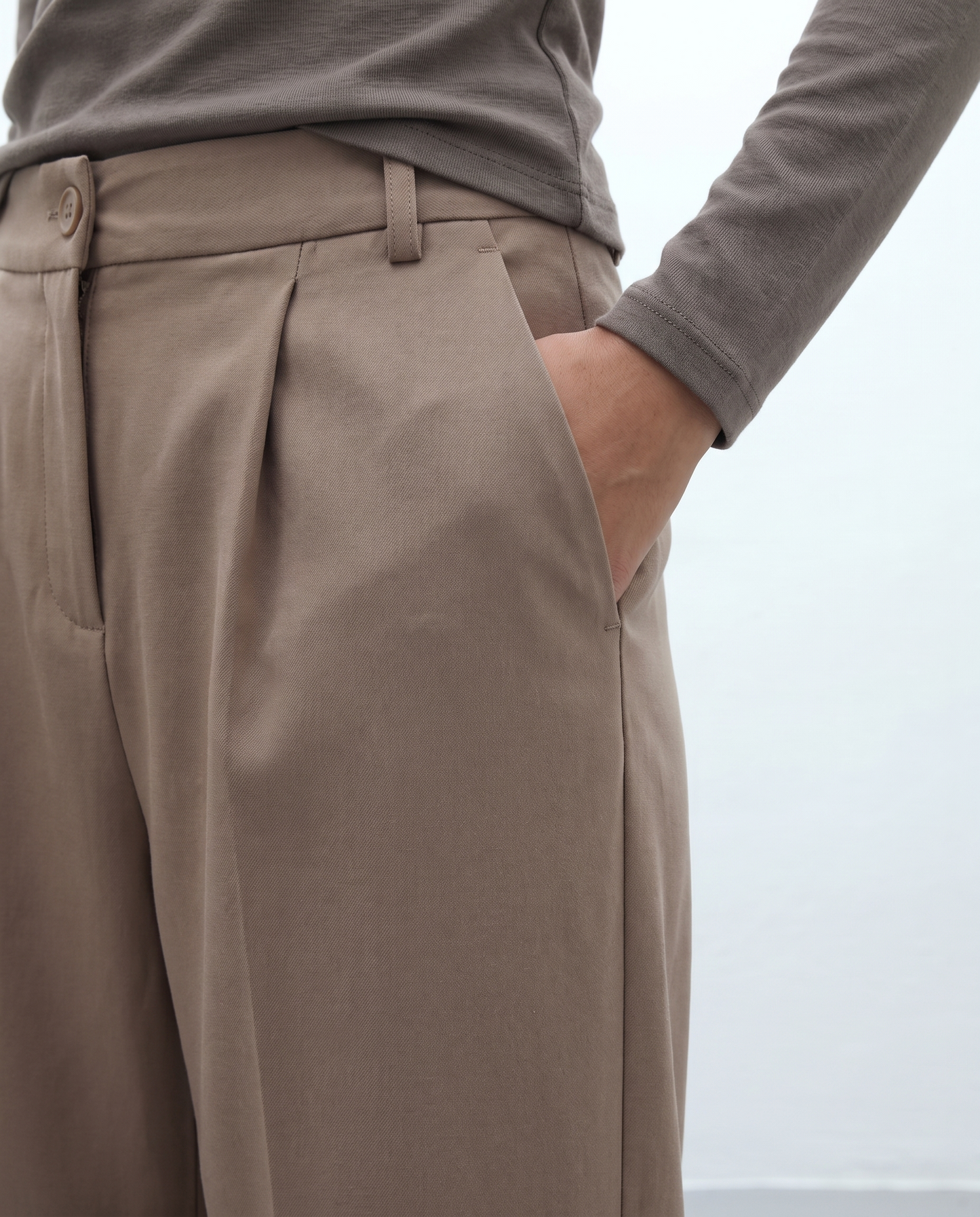 Pantalón recto de mujer antelina con pinzas