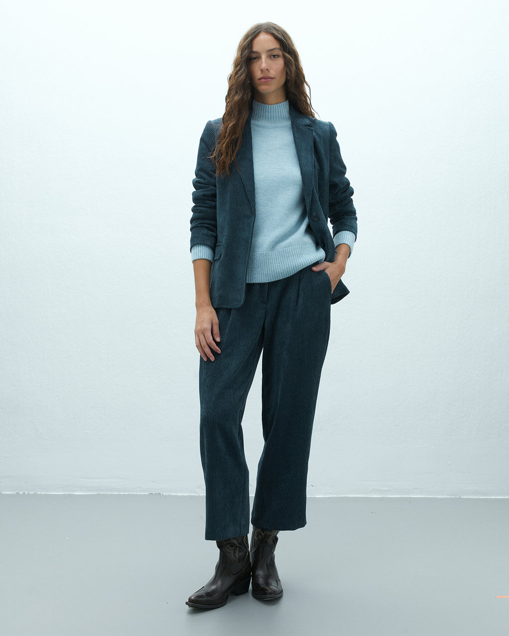 Pantalón ancho de mujer tobillero pinzas de pana