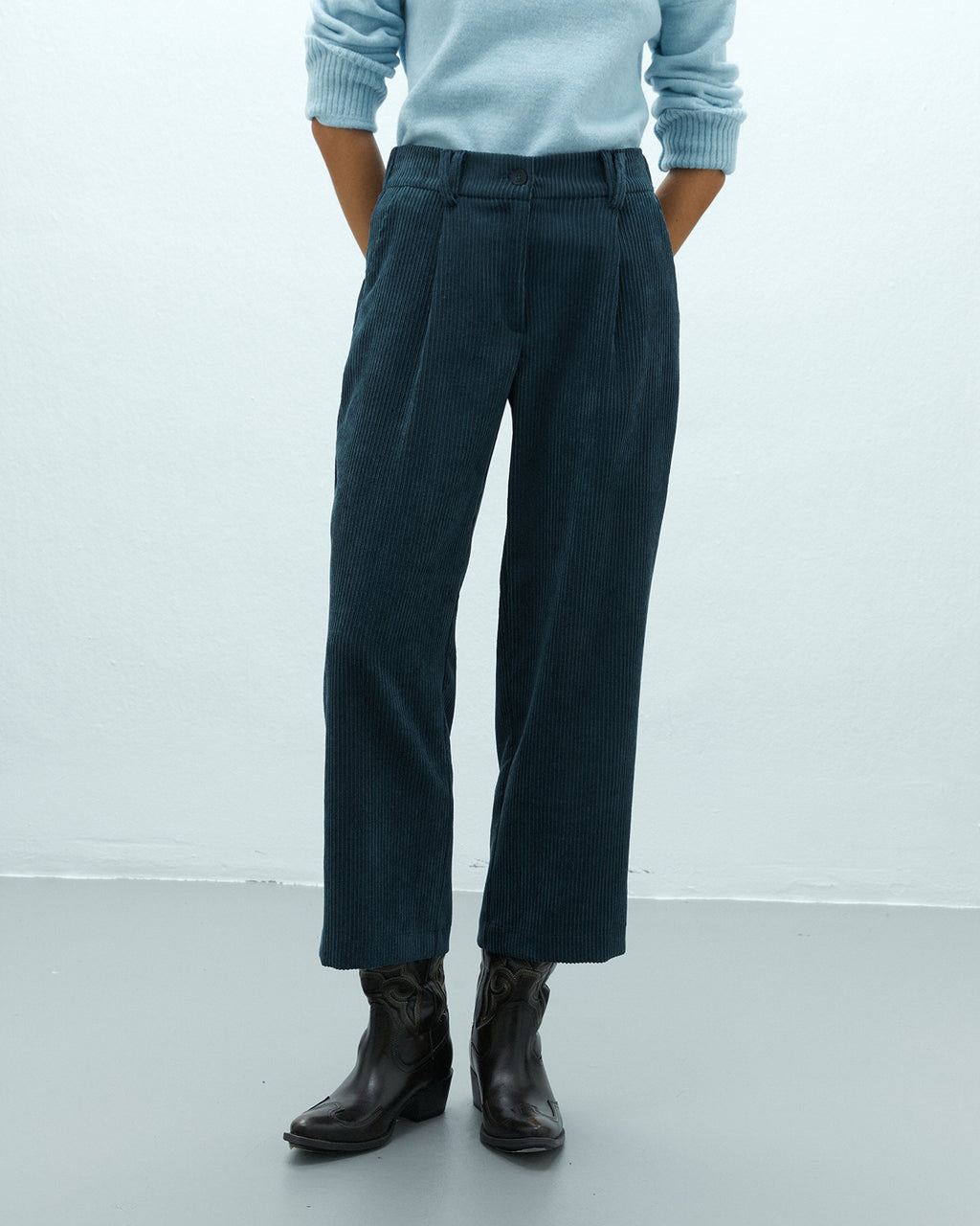 Pantalón ancho de mujer tobillero pinzas de pana