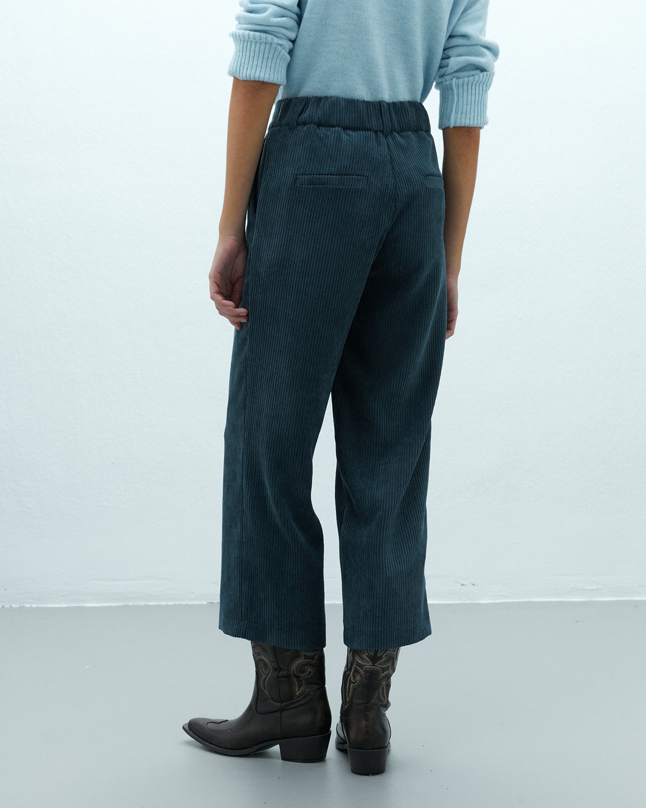 Pantalón ancho de mujer tobillero pinzas de pana