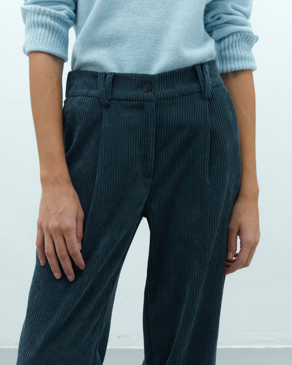 Pantalón ancho de mujer tobillero pinzas de pana