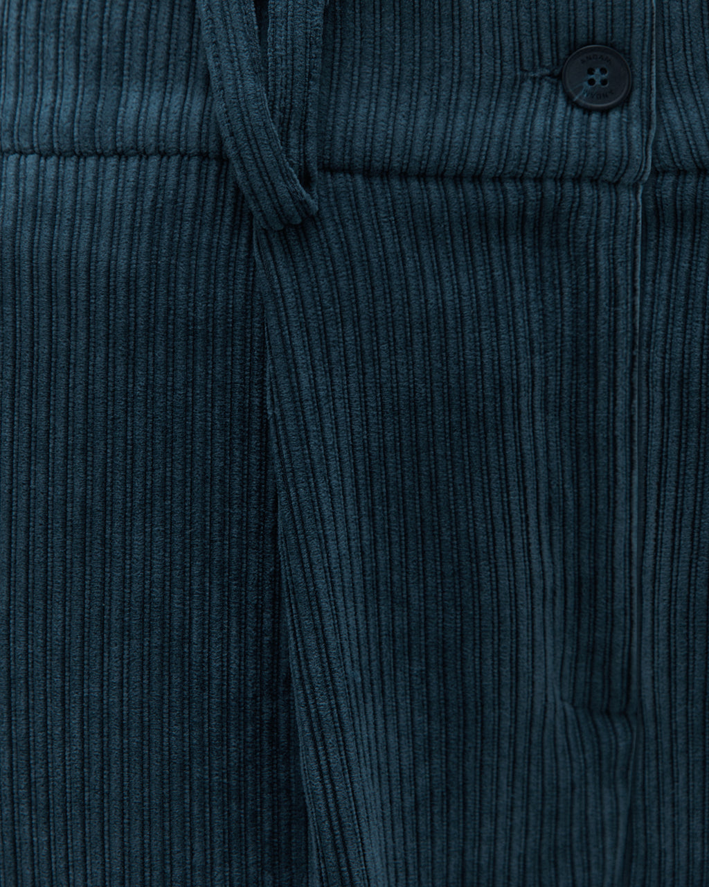 Pantalón ancho de mujer tobillero pinzas de pana