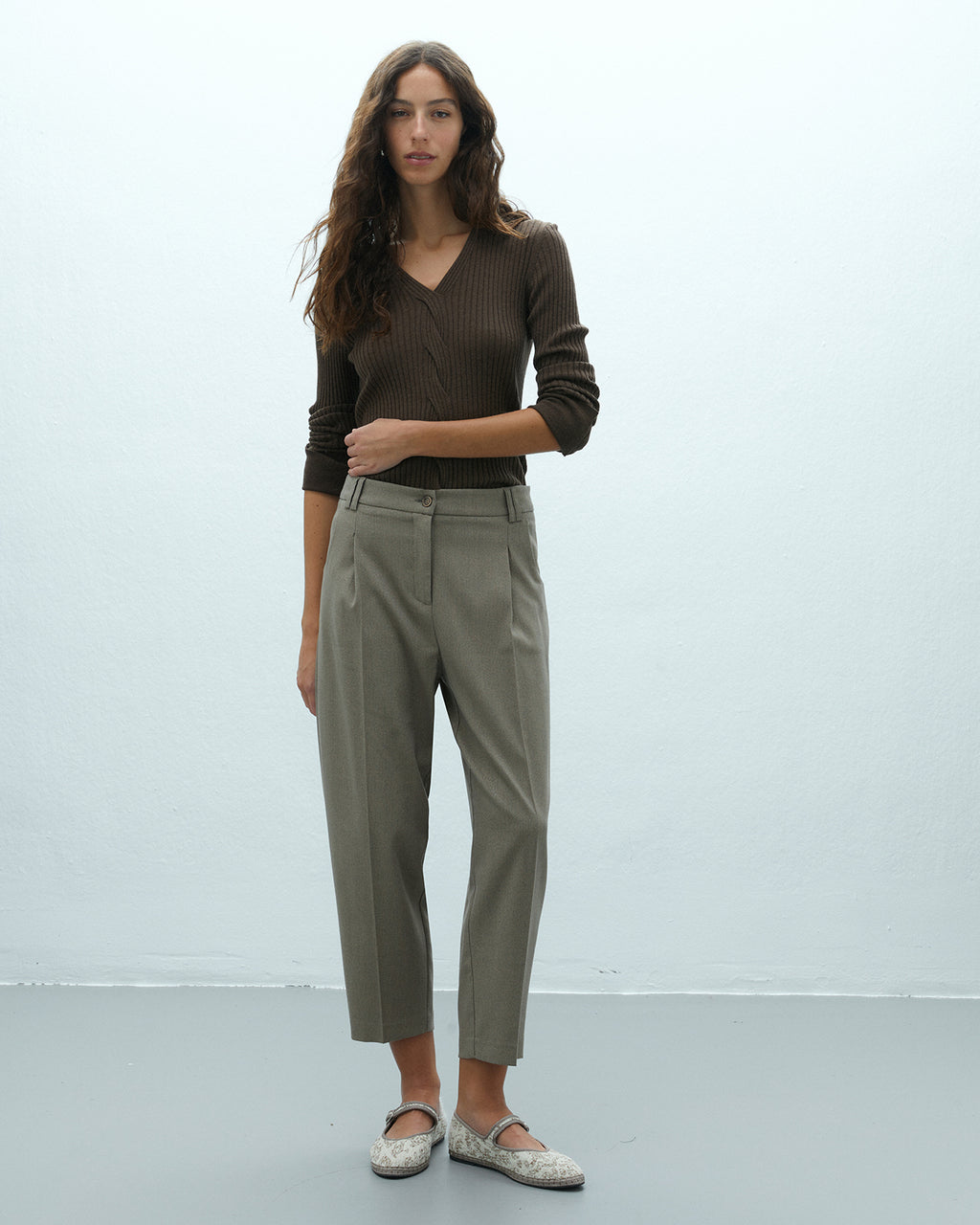 Pantalón de mujer barrel tobillero con pinzas