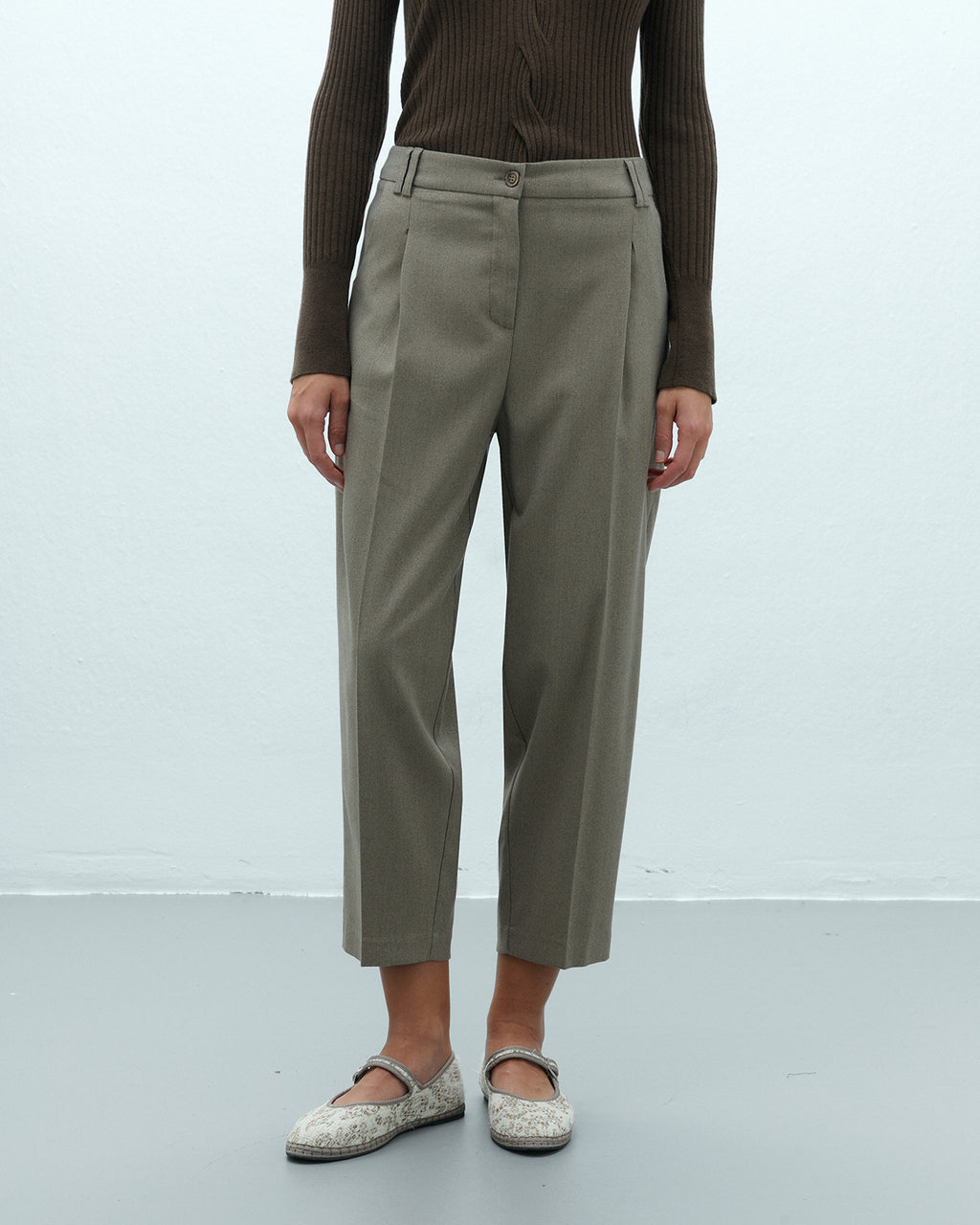 Pantalón de mujer barrel tobillero con pinzas