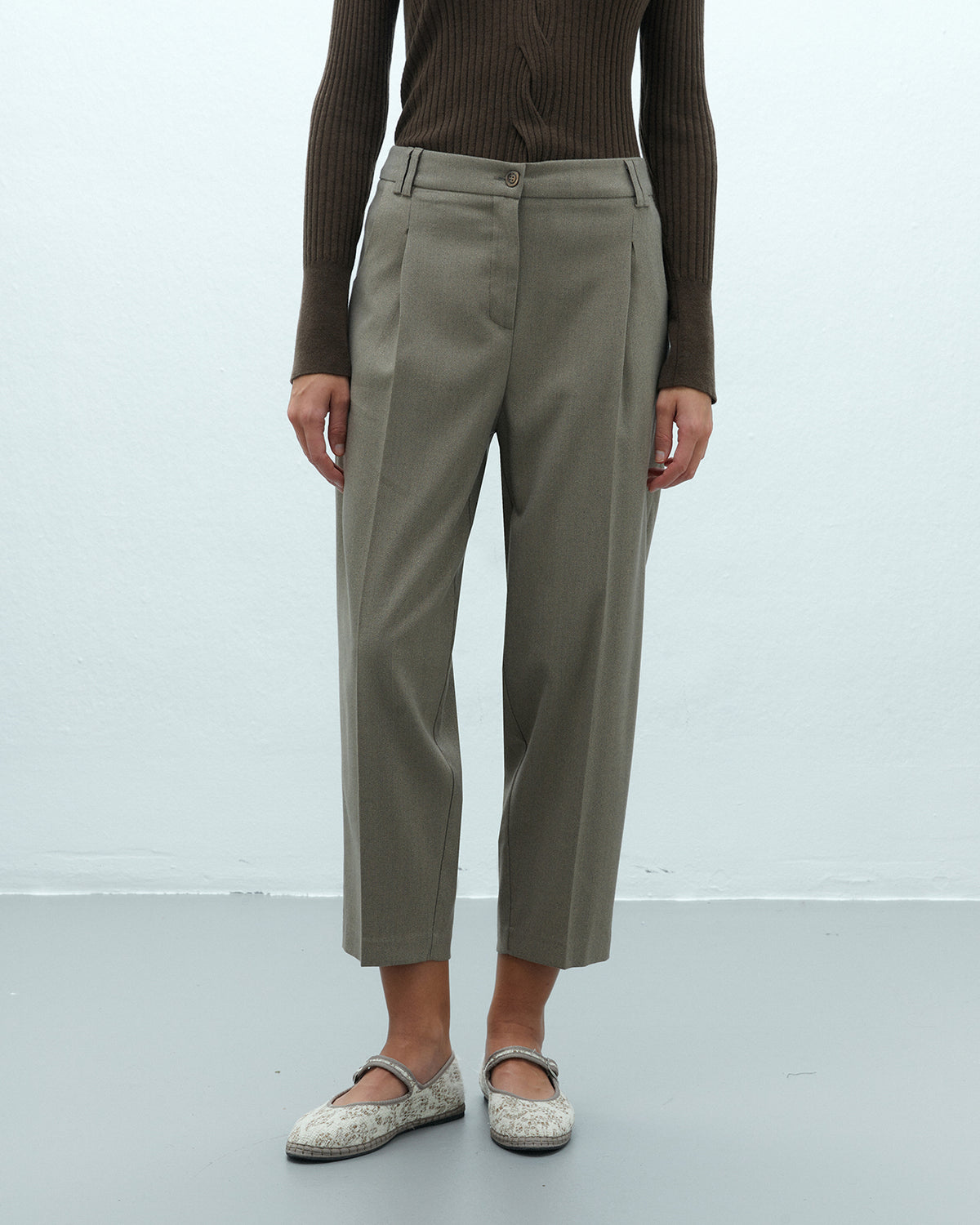 Pantalón de mujer barrel tobillero con pinzas