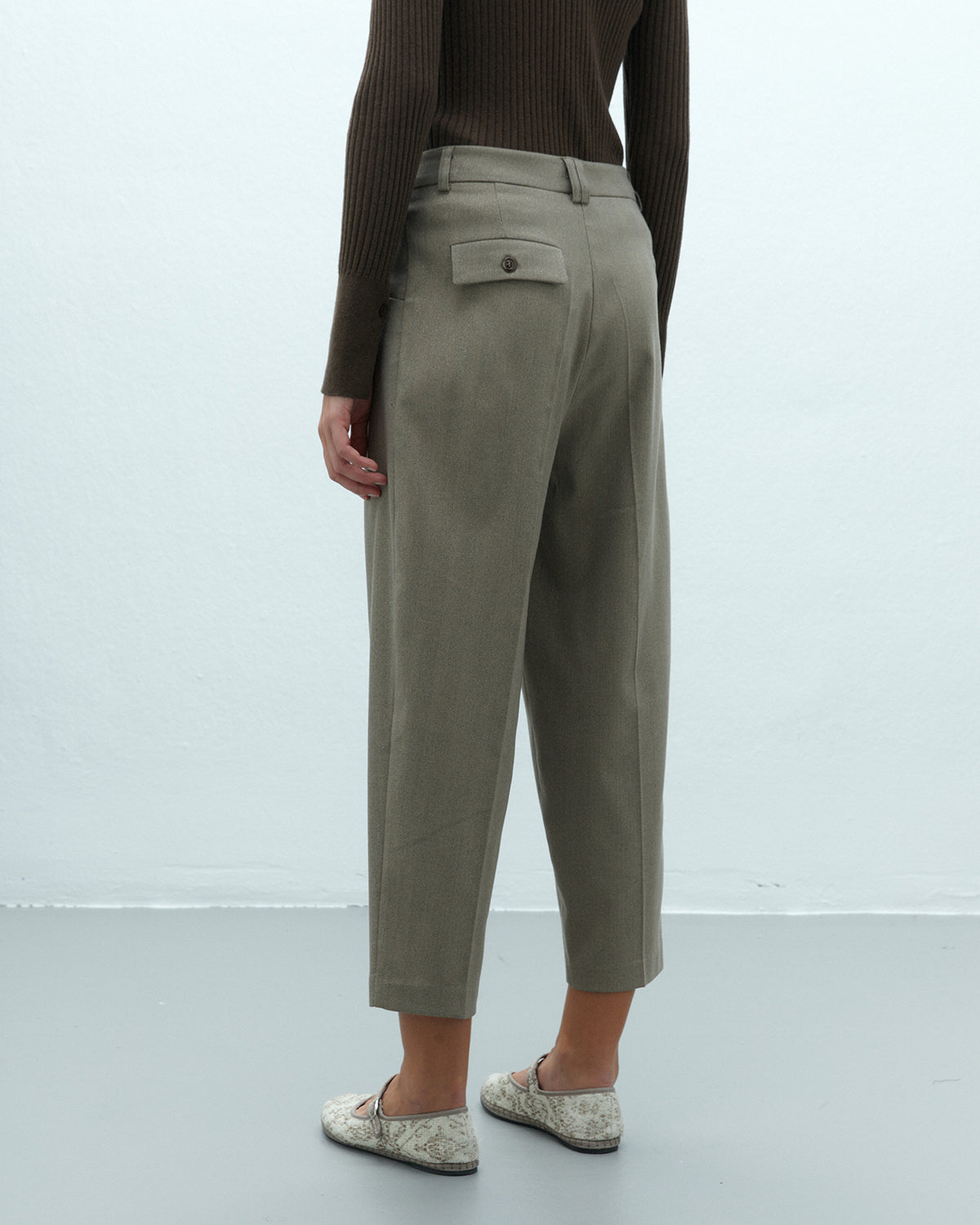 Pantalón de mujer barrel tobillero con pinzas