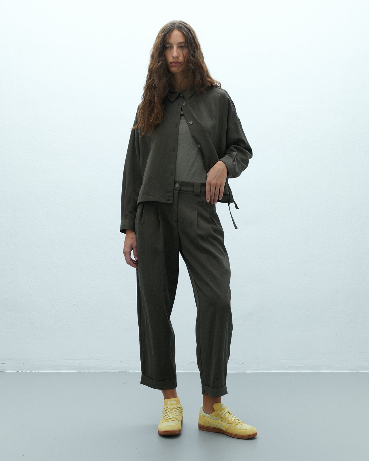 Pantalón barrel de mujer tobillero con pinzas
