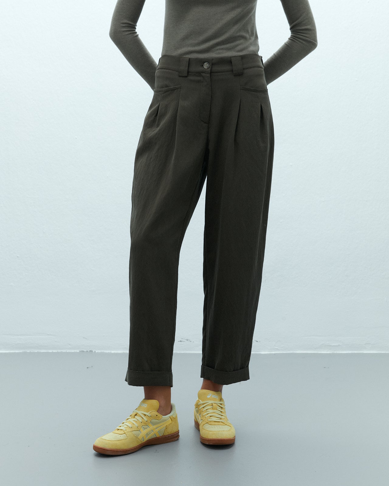 Pantalón barrel de mujer tobillero con pinzas