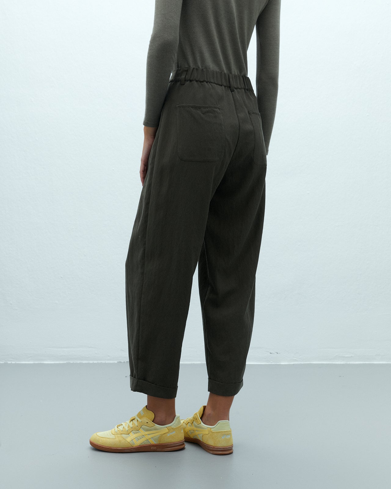 Pantalón barrel de mujer tobillero con pinzas