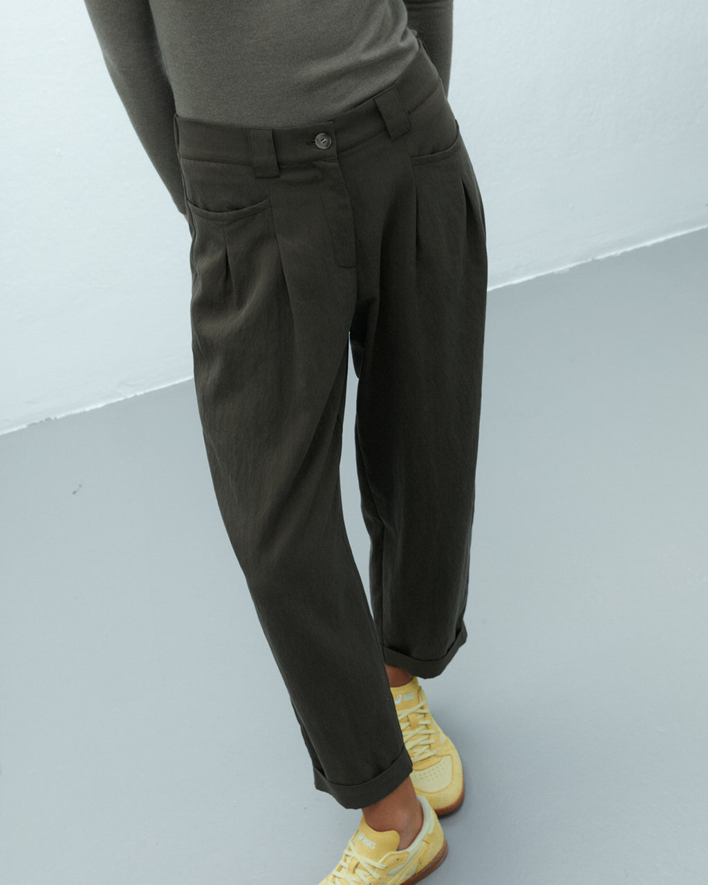 Pantalón barrel de mujer tobillero con pinzas