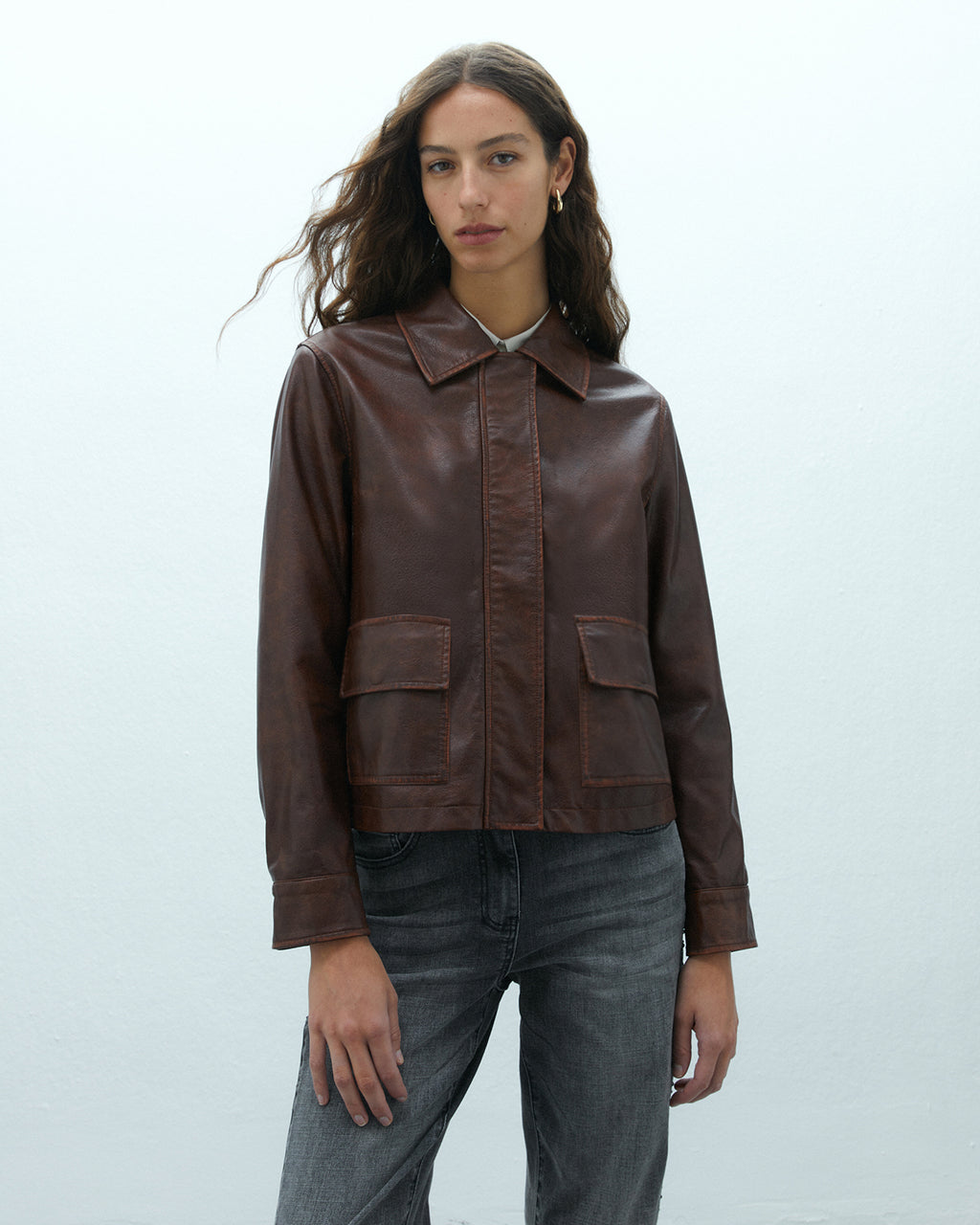 Chaqueta de mujer ecopiel bolsillos plastrón forrada
