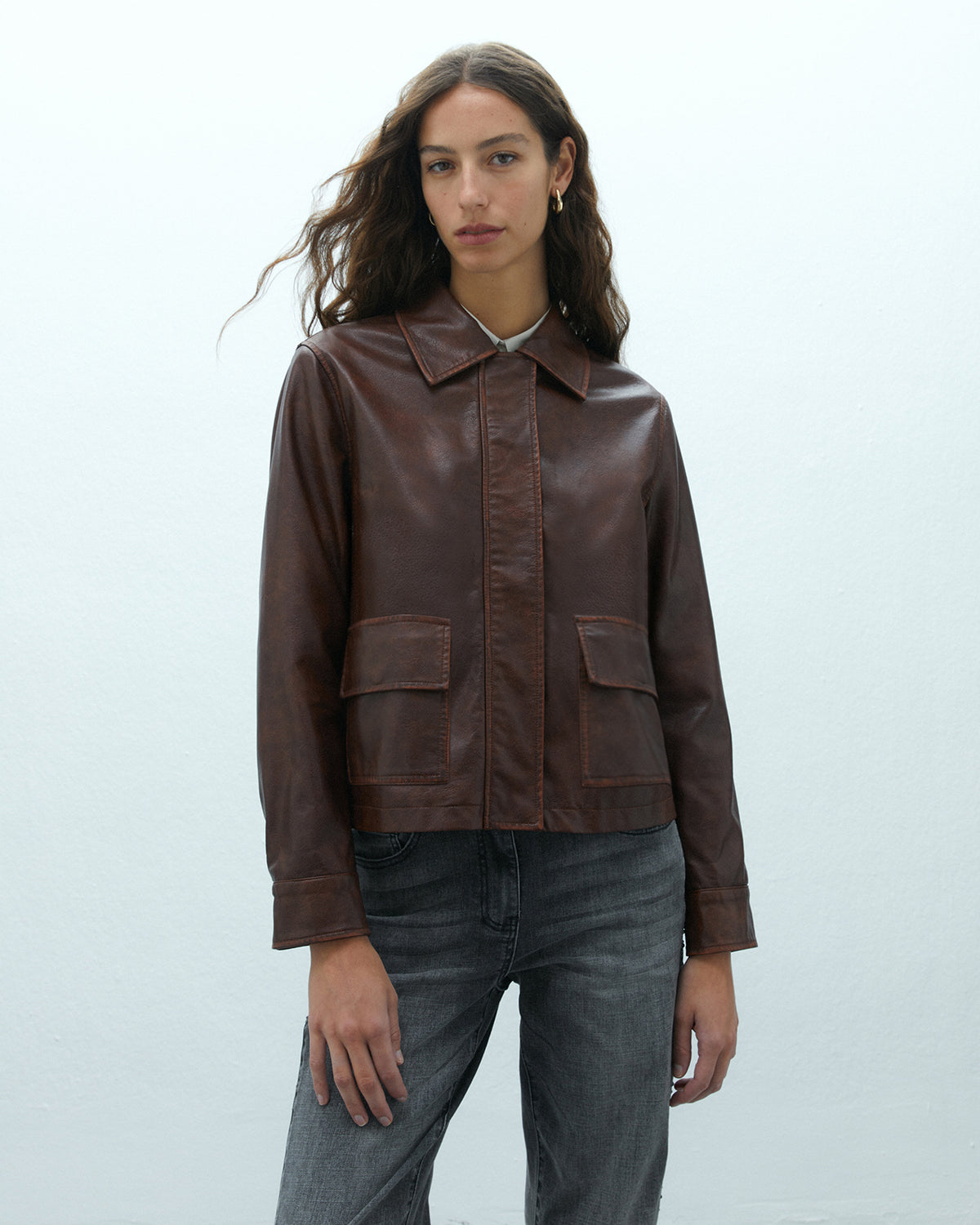 Chaqueta de mujer ecopiel bolsillos plastrón forrada
