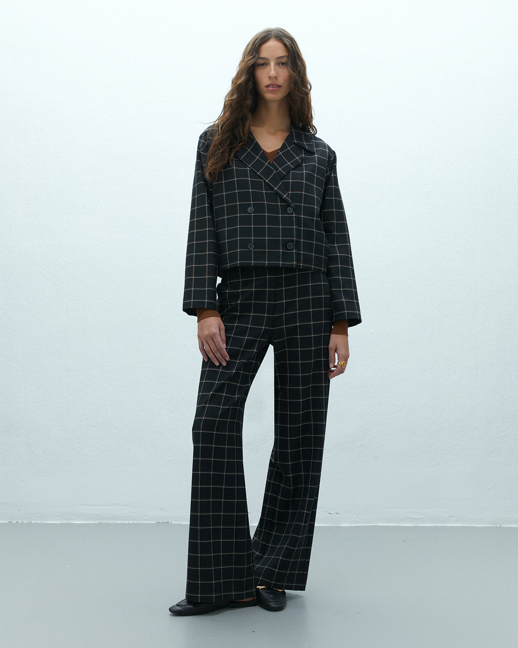 Blazer corta de mujer semicruzada estampada cuadros