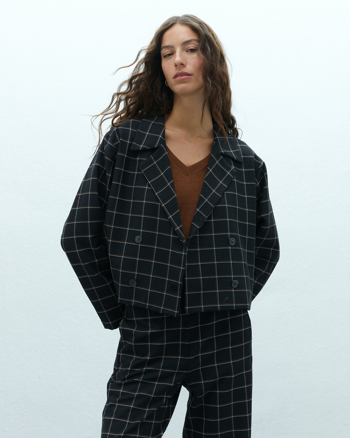 Blazer corta de mujer semicruzada estampada cuadros