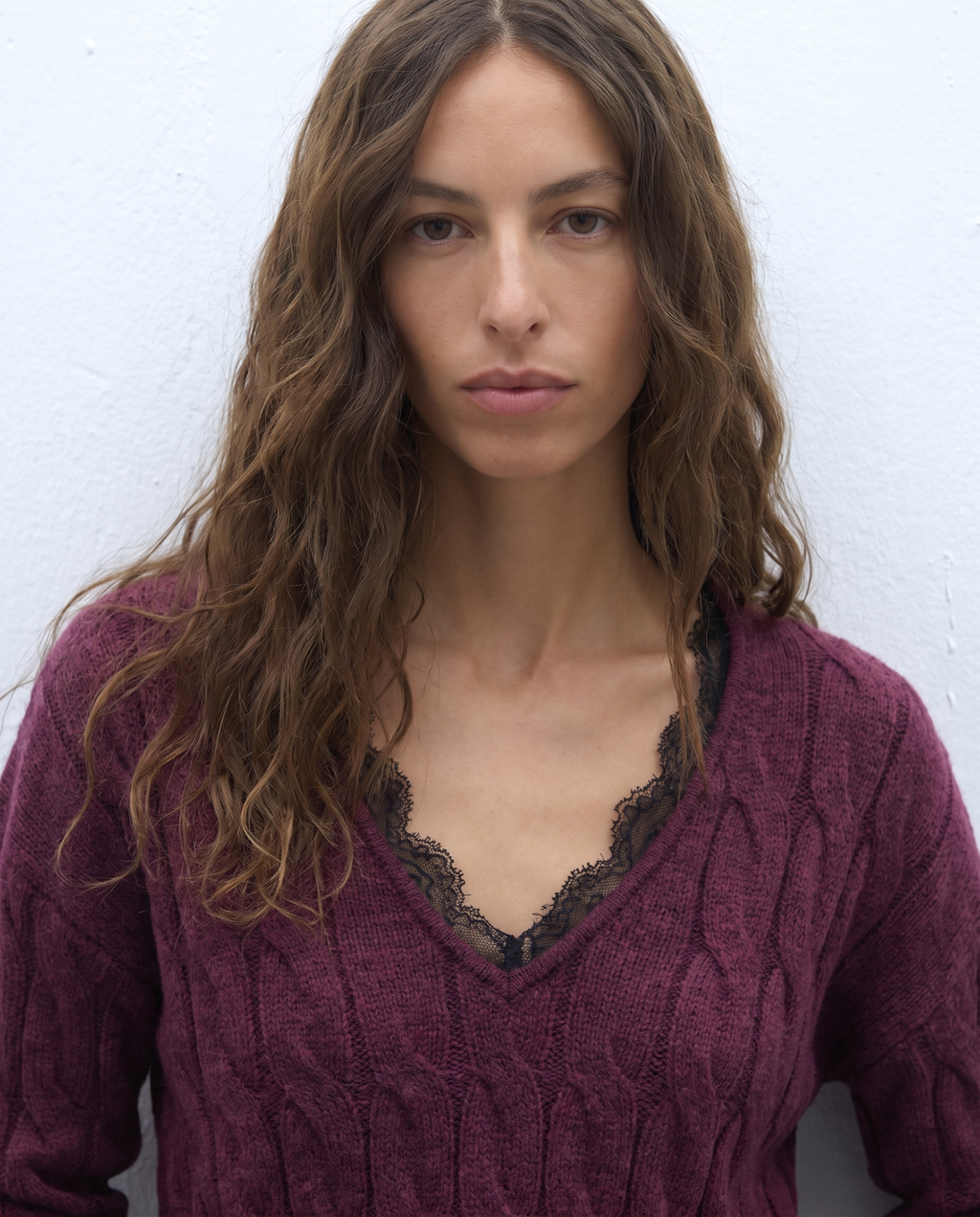 Jersey de mujer trenzado cuello pico puntilla escote
