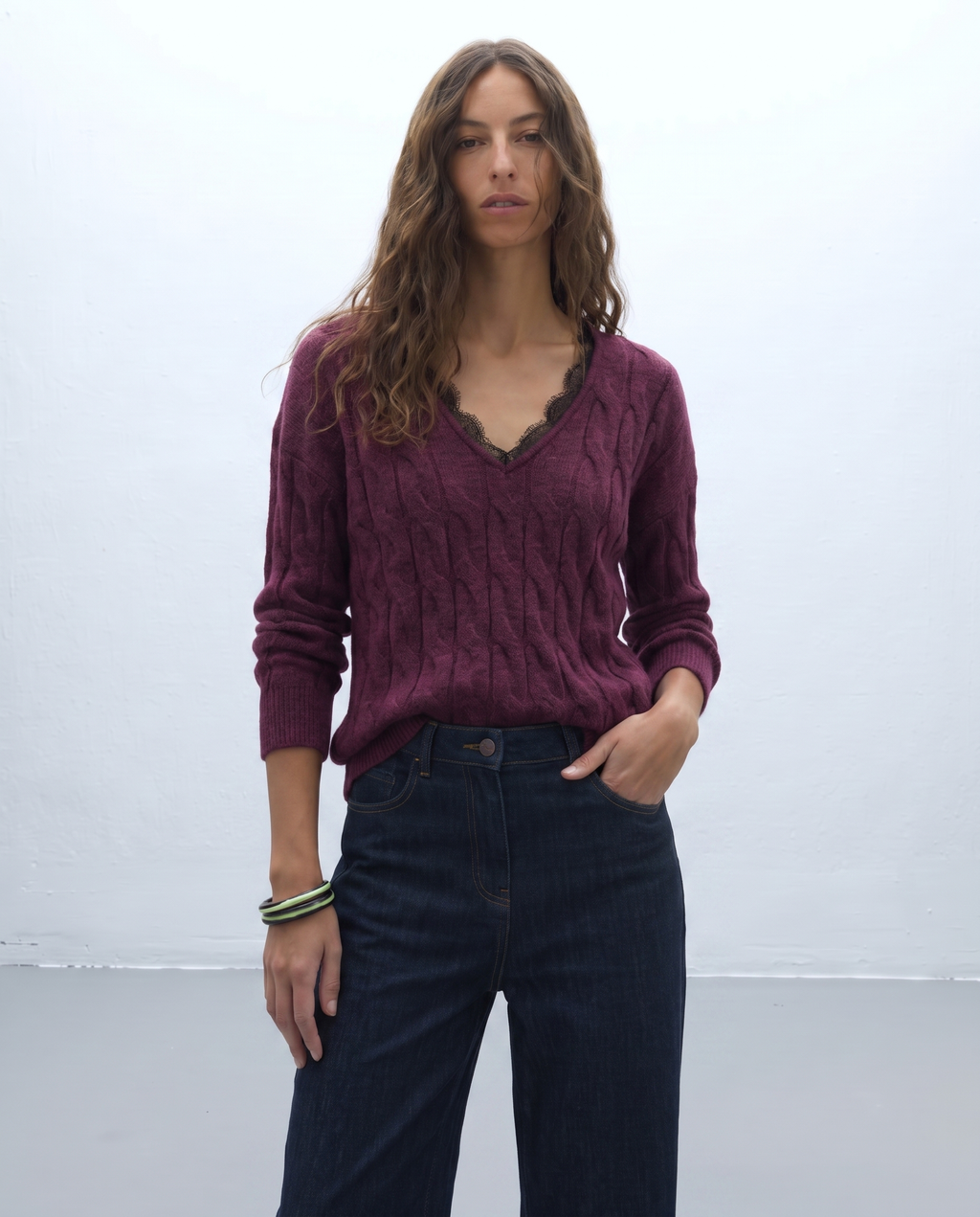 Jersey de mujer trenzado cuello pico puntilla escote