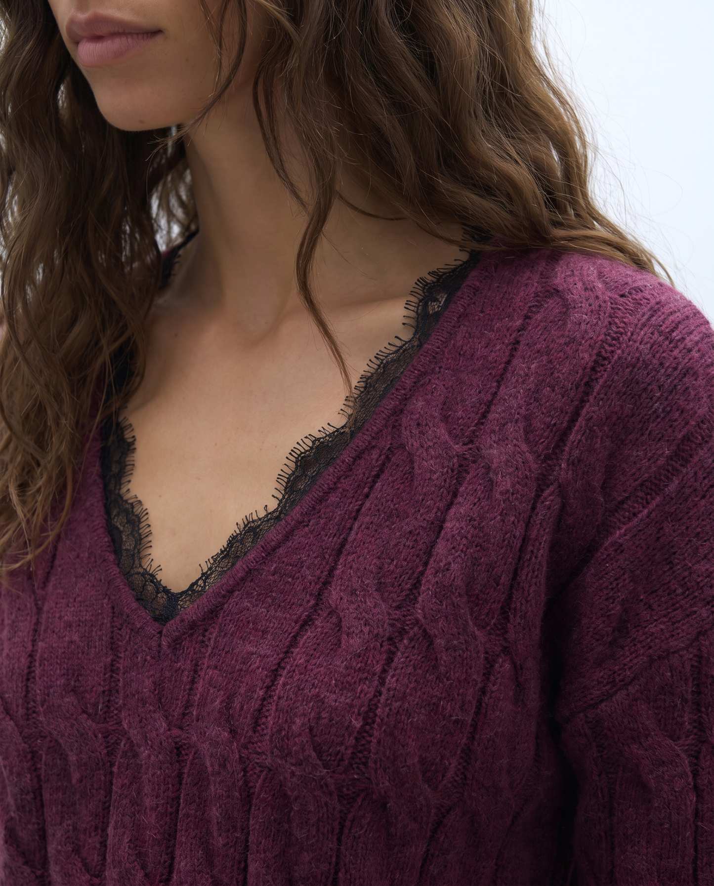 Jersey de mujer trenzado cuello pico puntilla escote