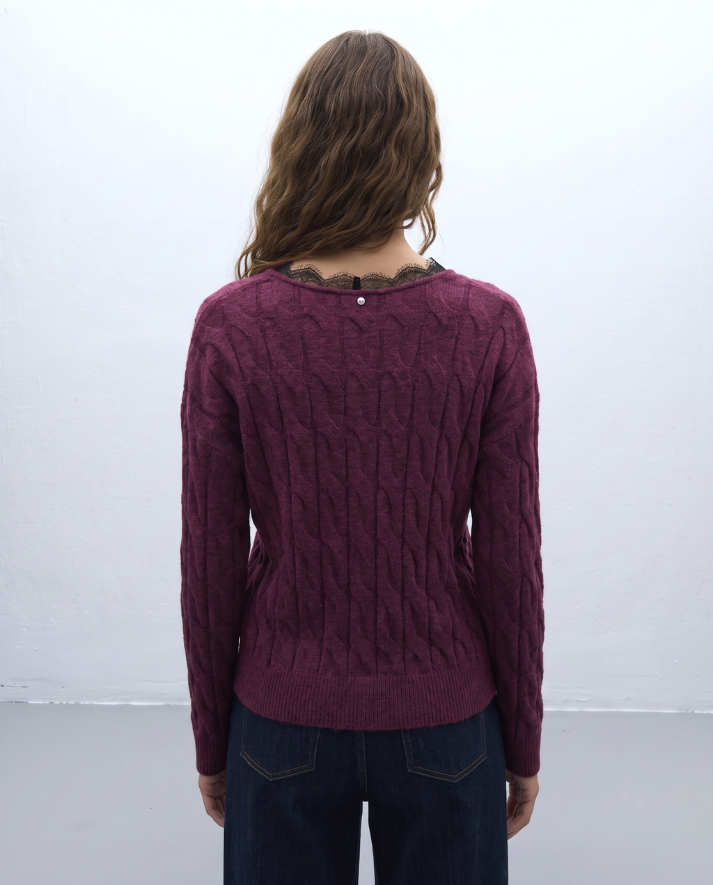 Jersey de mujer trenzado cuello pico puntilla escote