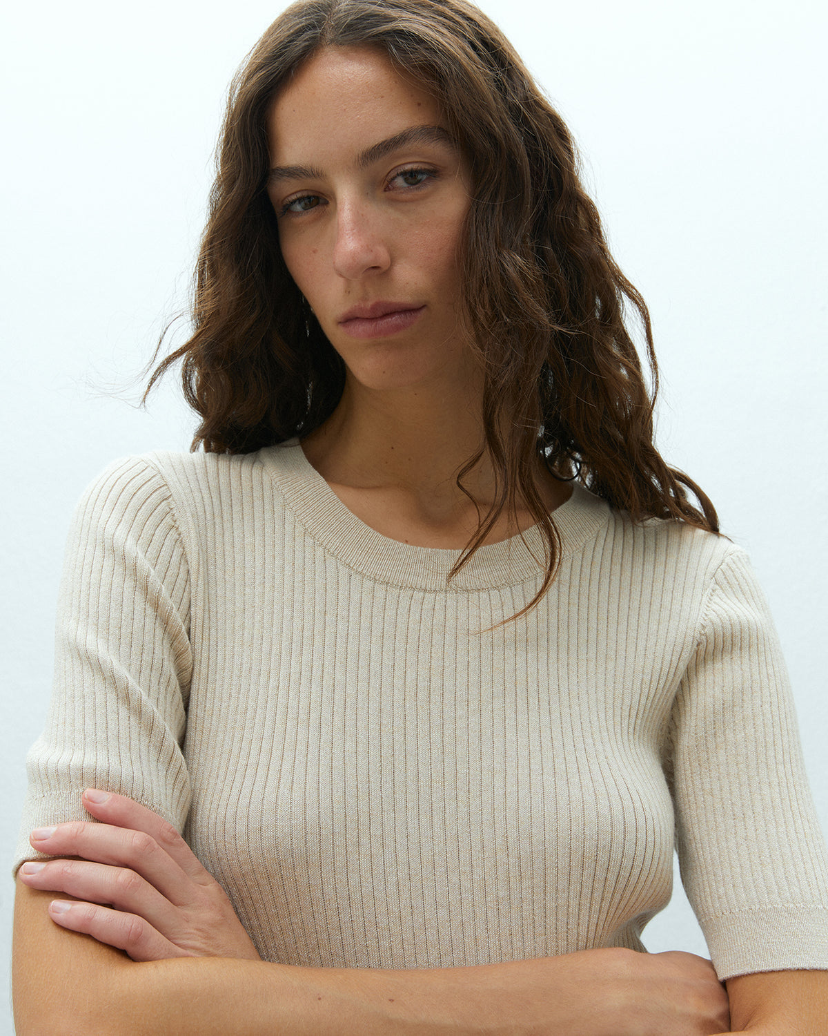 Jersey de mujer de punto canalé cuello redondo manga corta