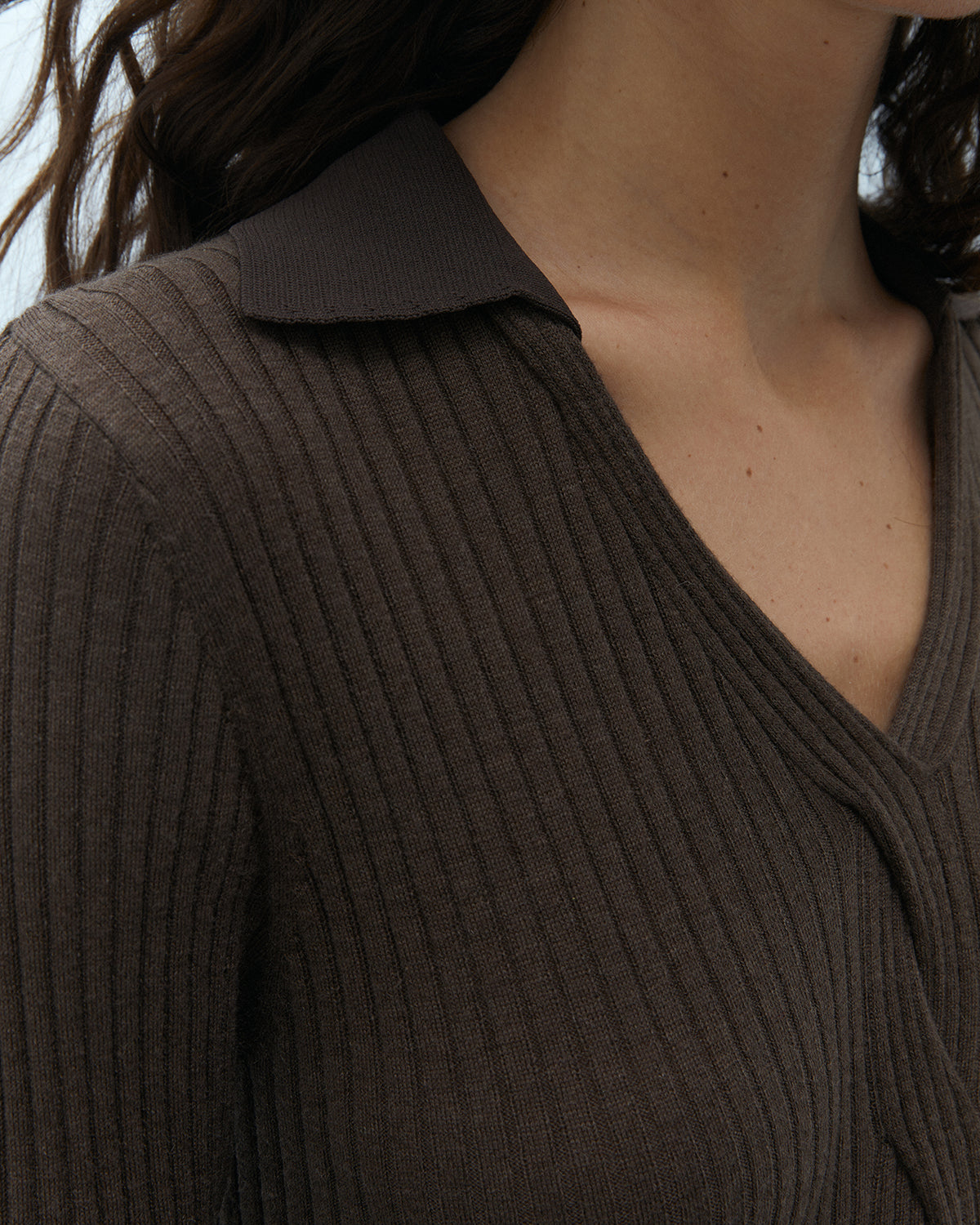 Polo de mujer en punto canalé cuello forma pico