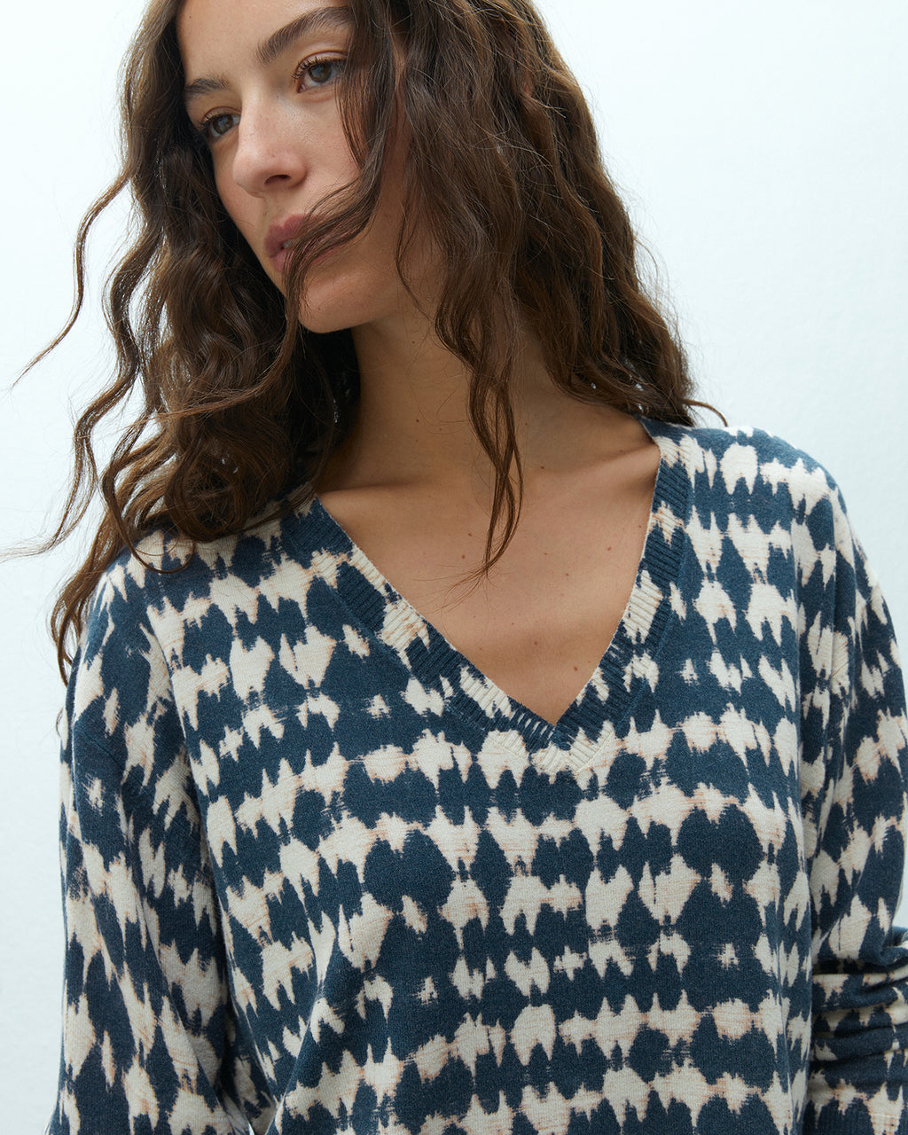 Jersey de mujer de punto fino estampado cuello pico
