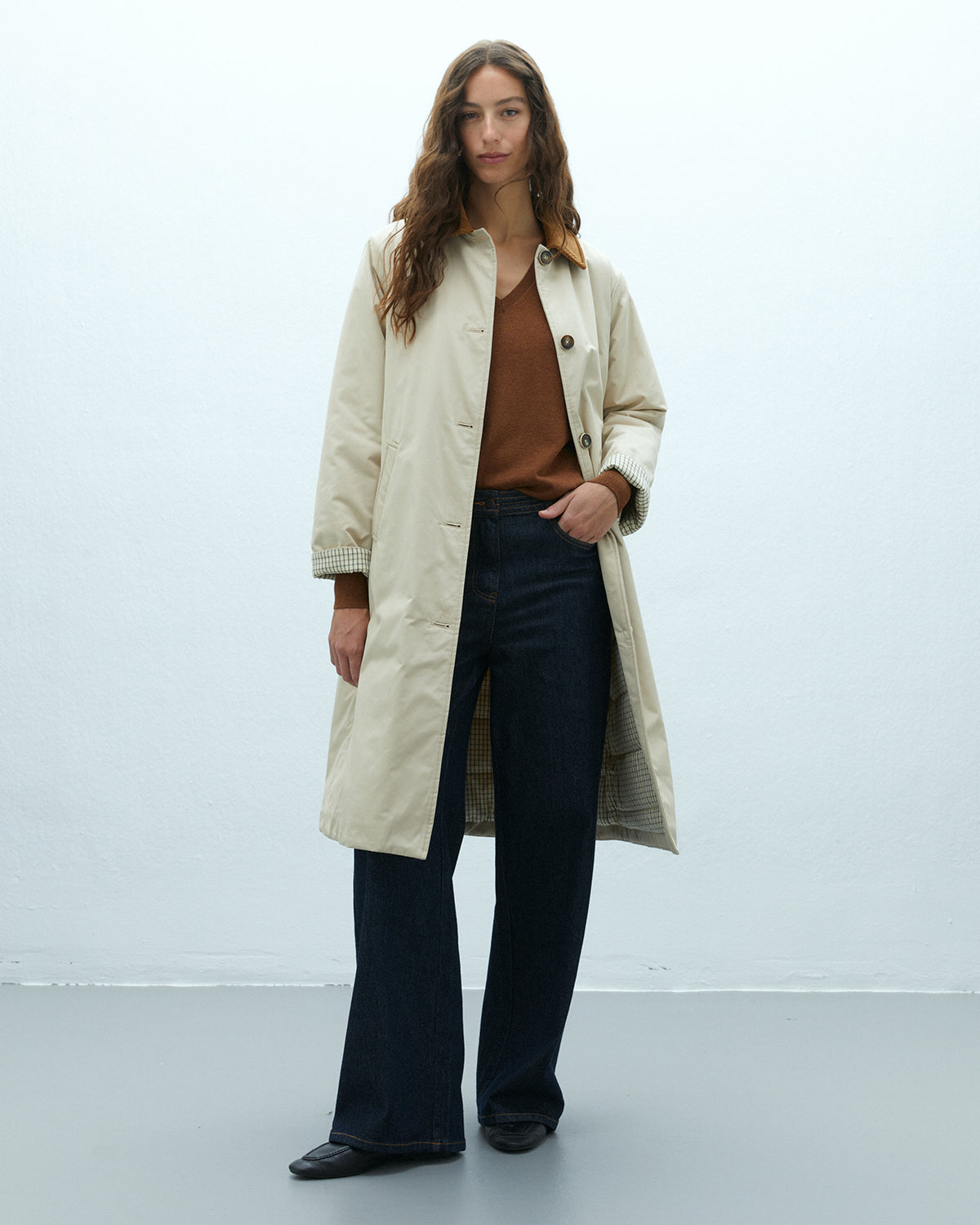 Gabardina larga de mujer acolchada cuello contrastado