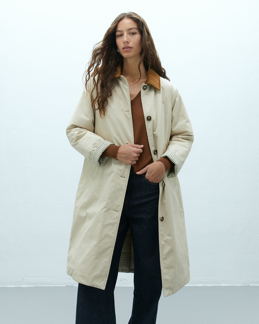 Gabardina larga de mujer acolchada cuello contrastado