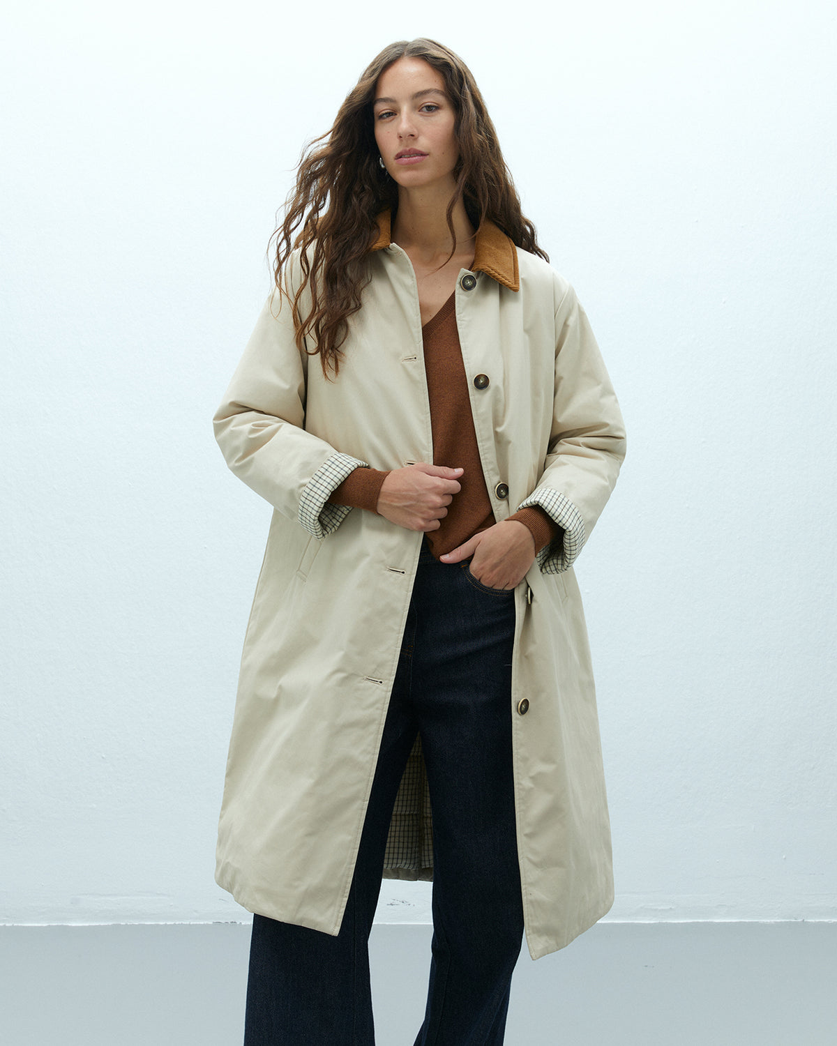 Gabardina larga de mujer acolchada cuello contrastado