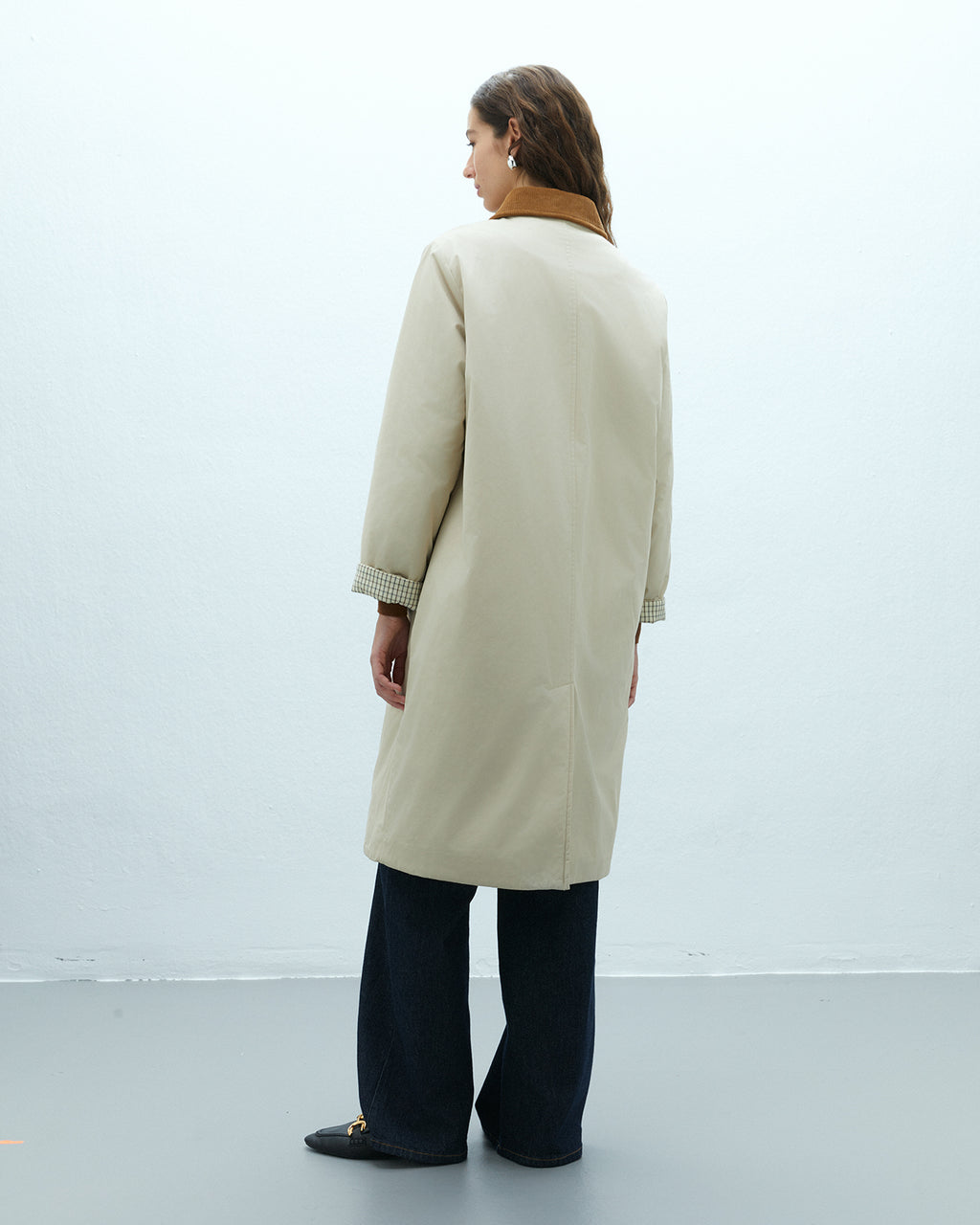 Gabardina larga de mujer acolchada cuello contrastado