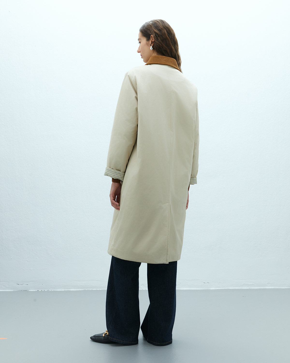 Gabardina larga de mujer acolchada cuello contrastado