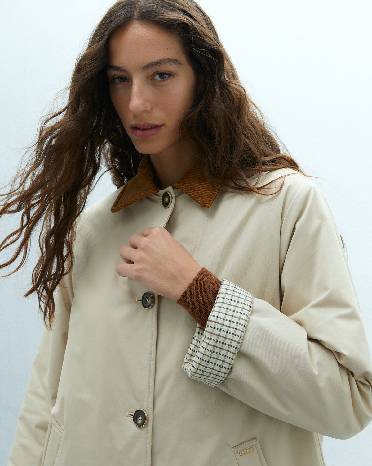 Gabardina larga de mujer acolchada cuello contrastado