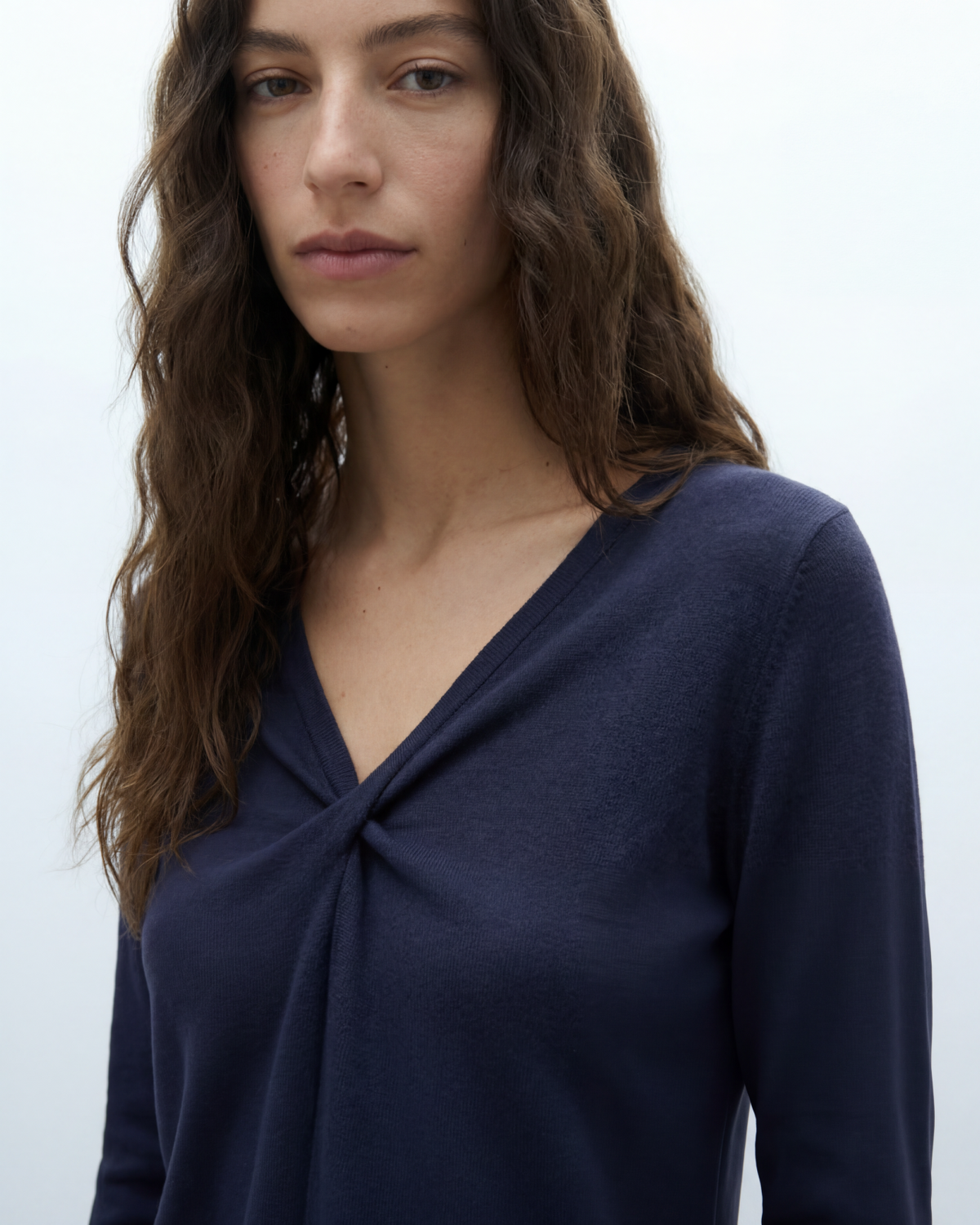 Camiseta básica de mujer cuello pico manga larga