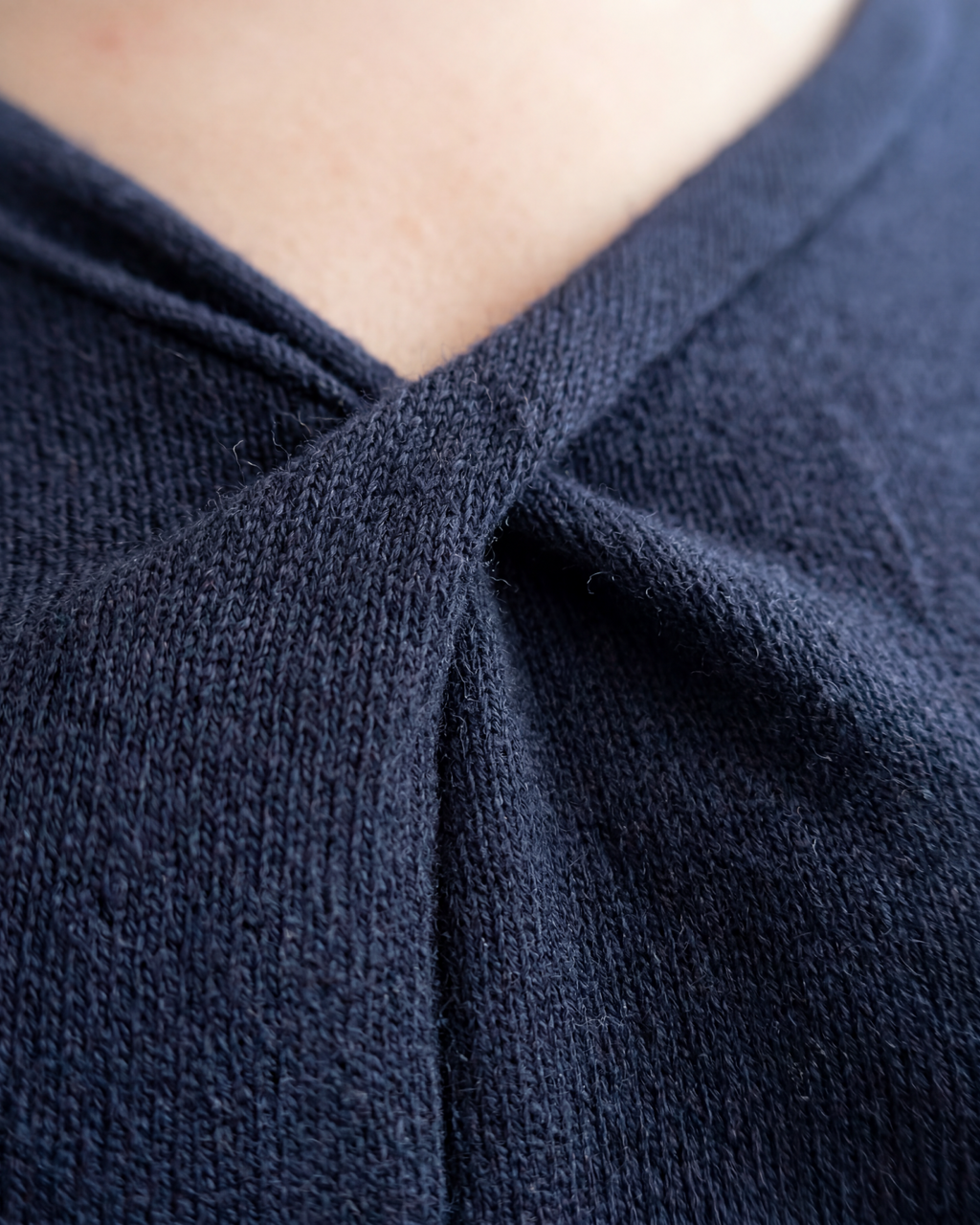 Camiseta básica de mujer cuello pico manga larga